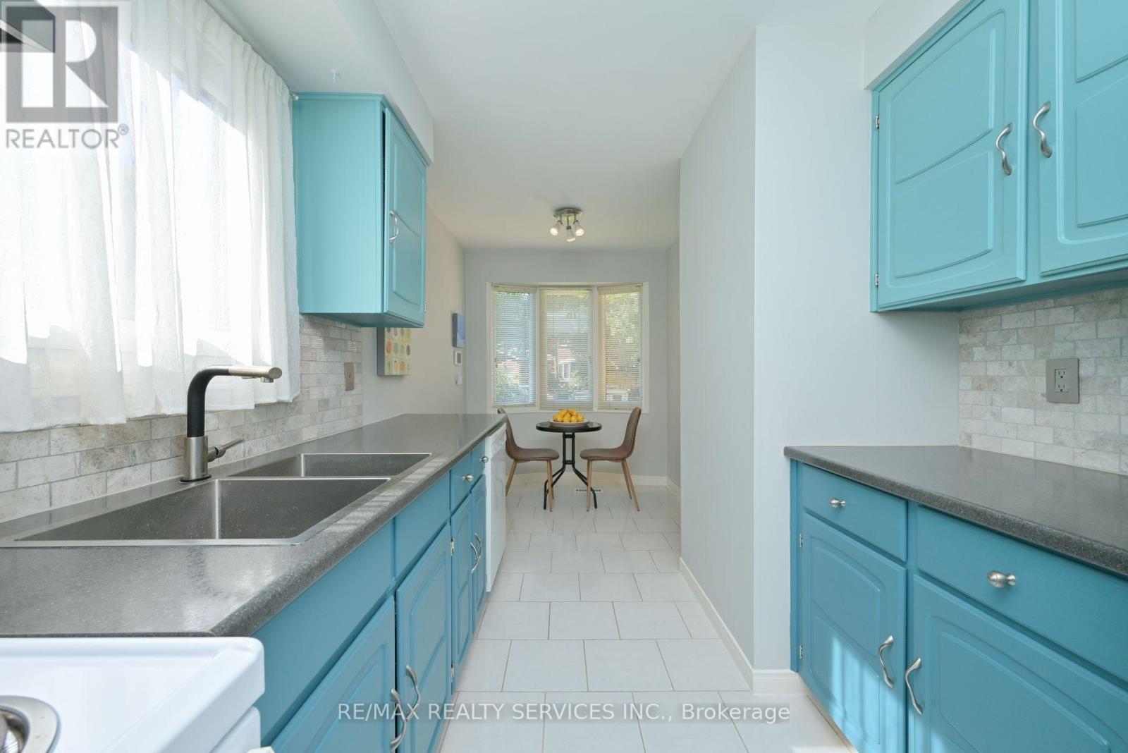 8 Oleander Crescent, Brampton, Ontario L6Z 2C2 - Photo 10 - W12550926