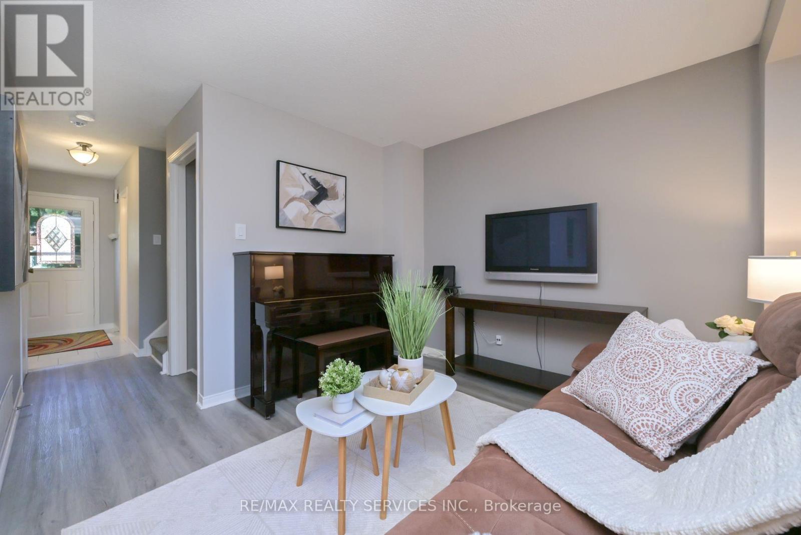 8 Oleander Crescent, Brampton, Ontario L6Z 2C2 - Photo 3 - W12550926