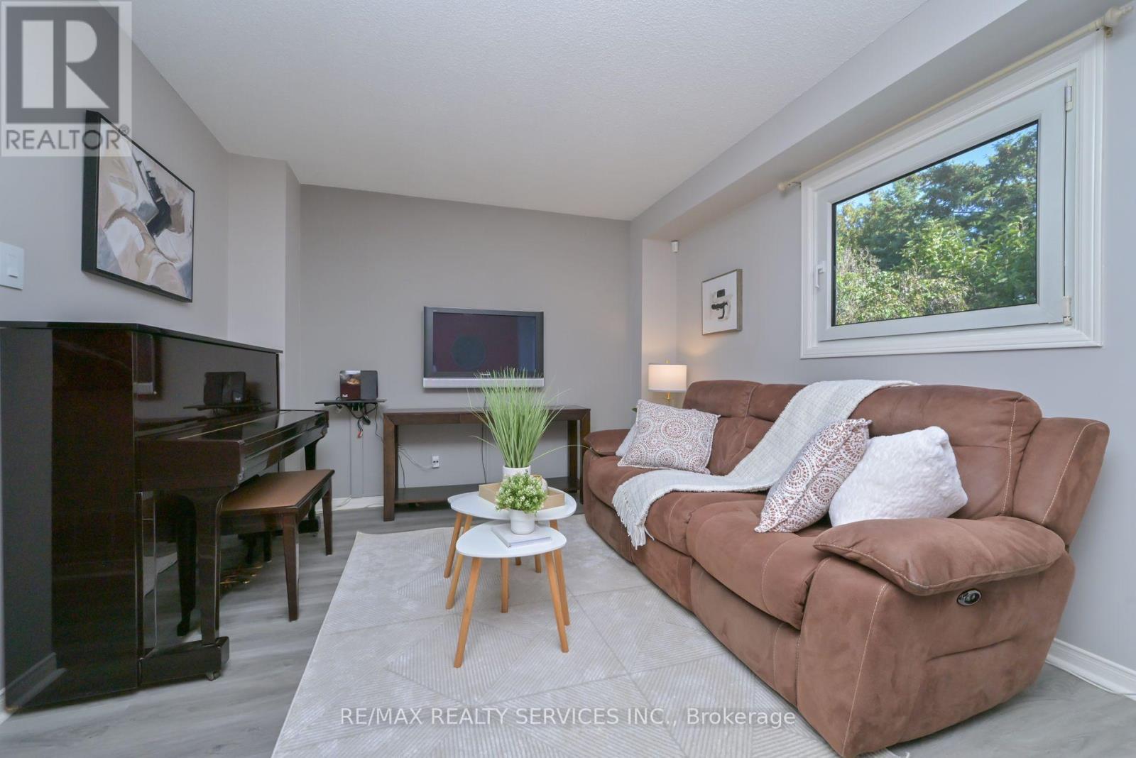 8 Oleander Crescent, Brampton, Ontario L6Z 2C2 - Photo 4 - W12550926