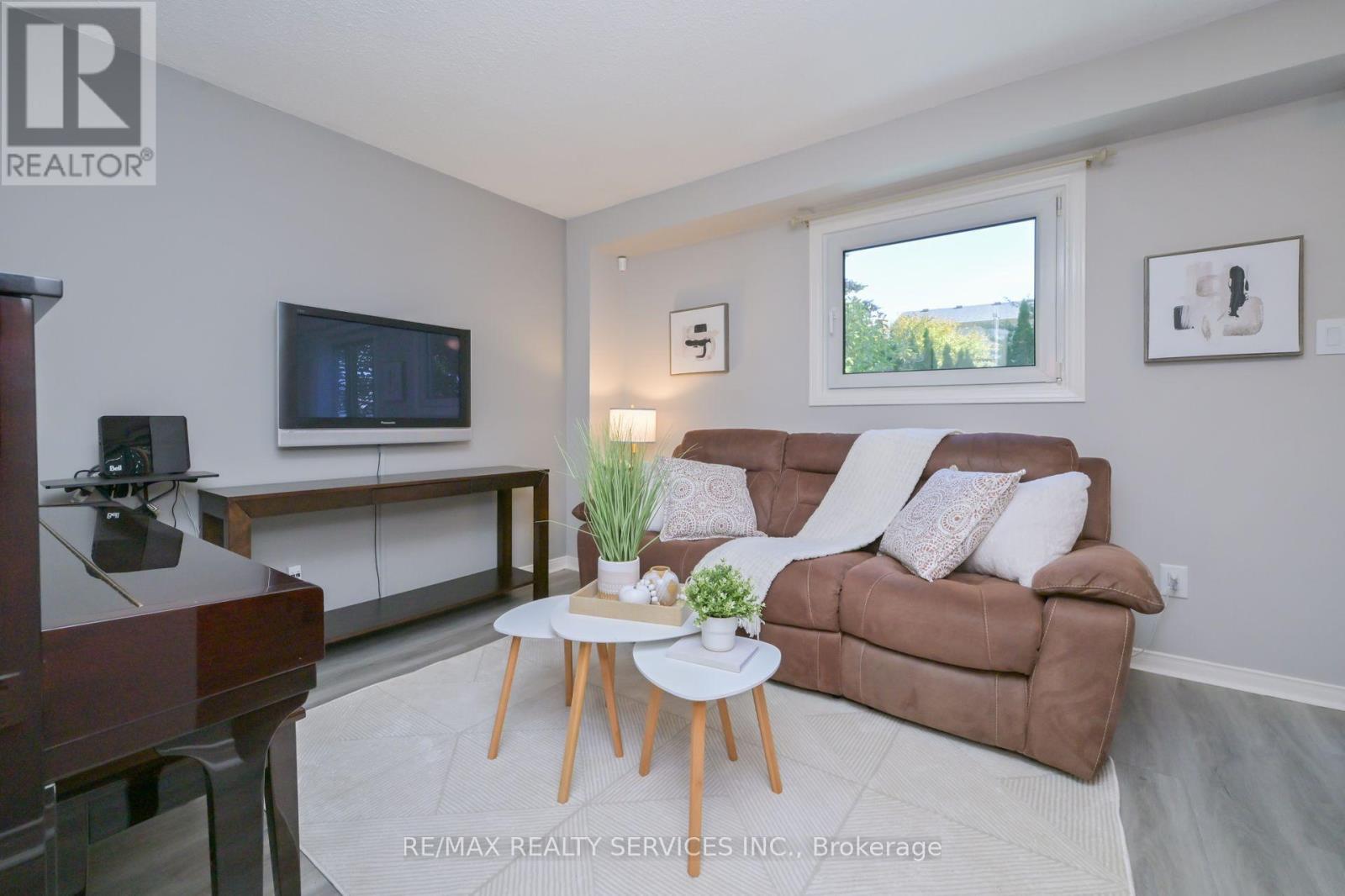 8 Oleander Crescent, Brampton, Ontario L6Z 2C2 - Photo 5 - W12550926