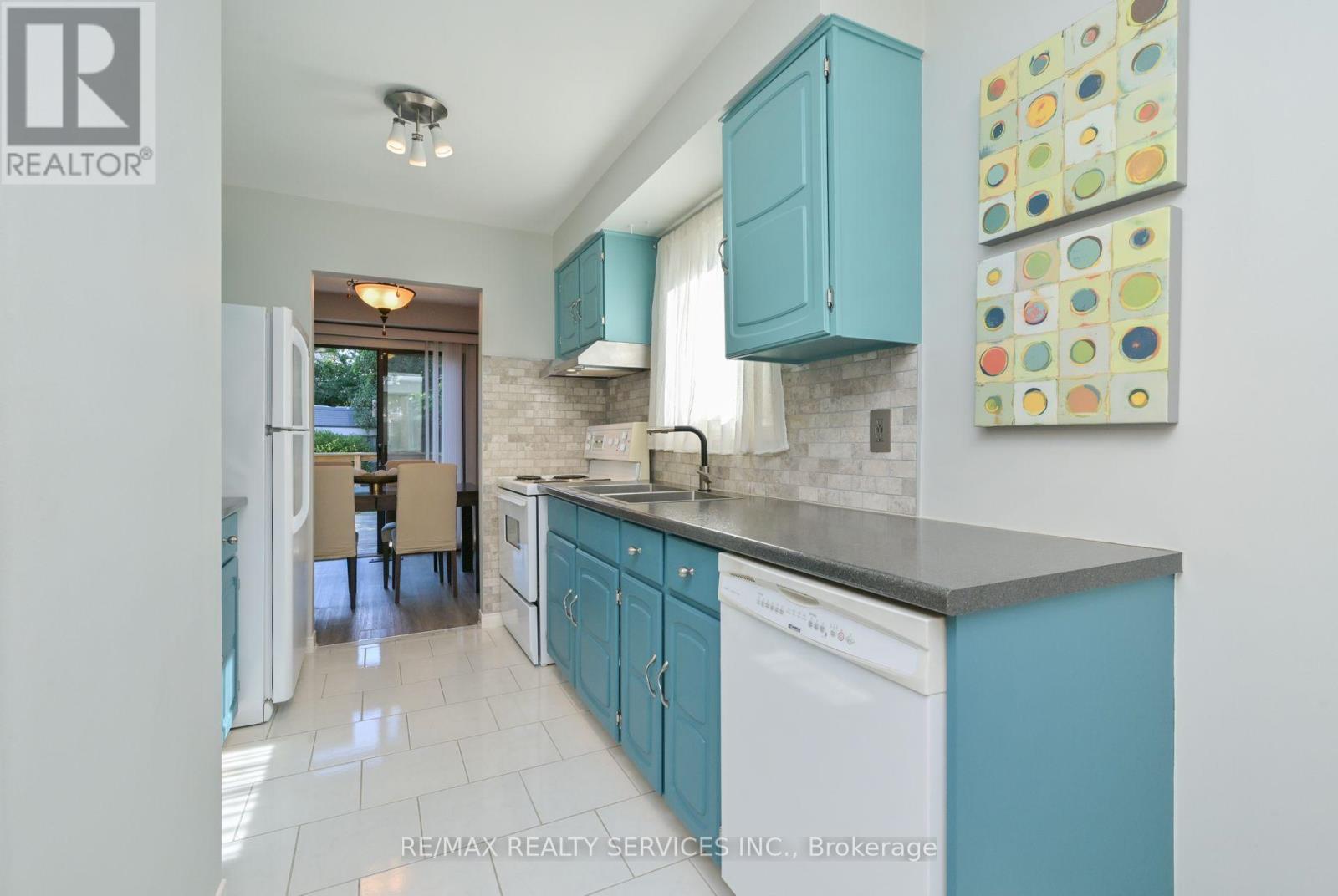 8 Oleander Crescent, Brampton, Ontario L6Z 2C2 - Photo 8 - W12550926