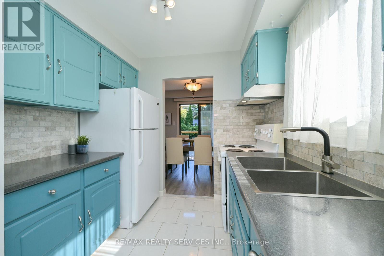 8 Oleander Crescent, Brampton, Ontario L6Z 2C2 - Photo 9 - W12550926