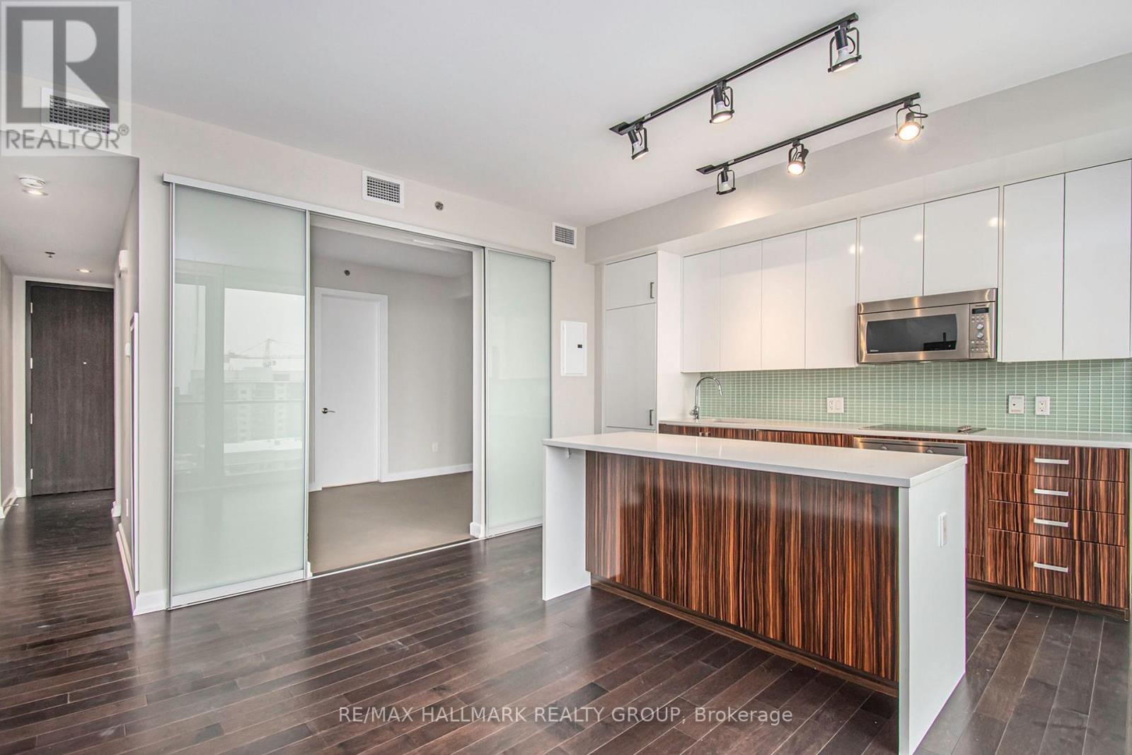 1007 - 300 Lisgar Street, Ottawa, Ontario  K2P 0E2 - Photo 3 - X12550974