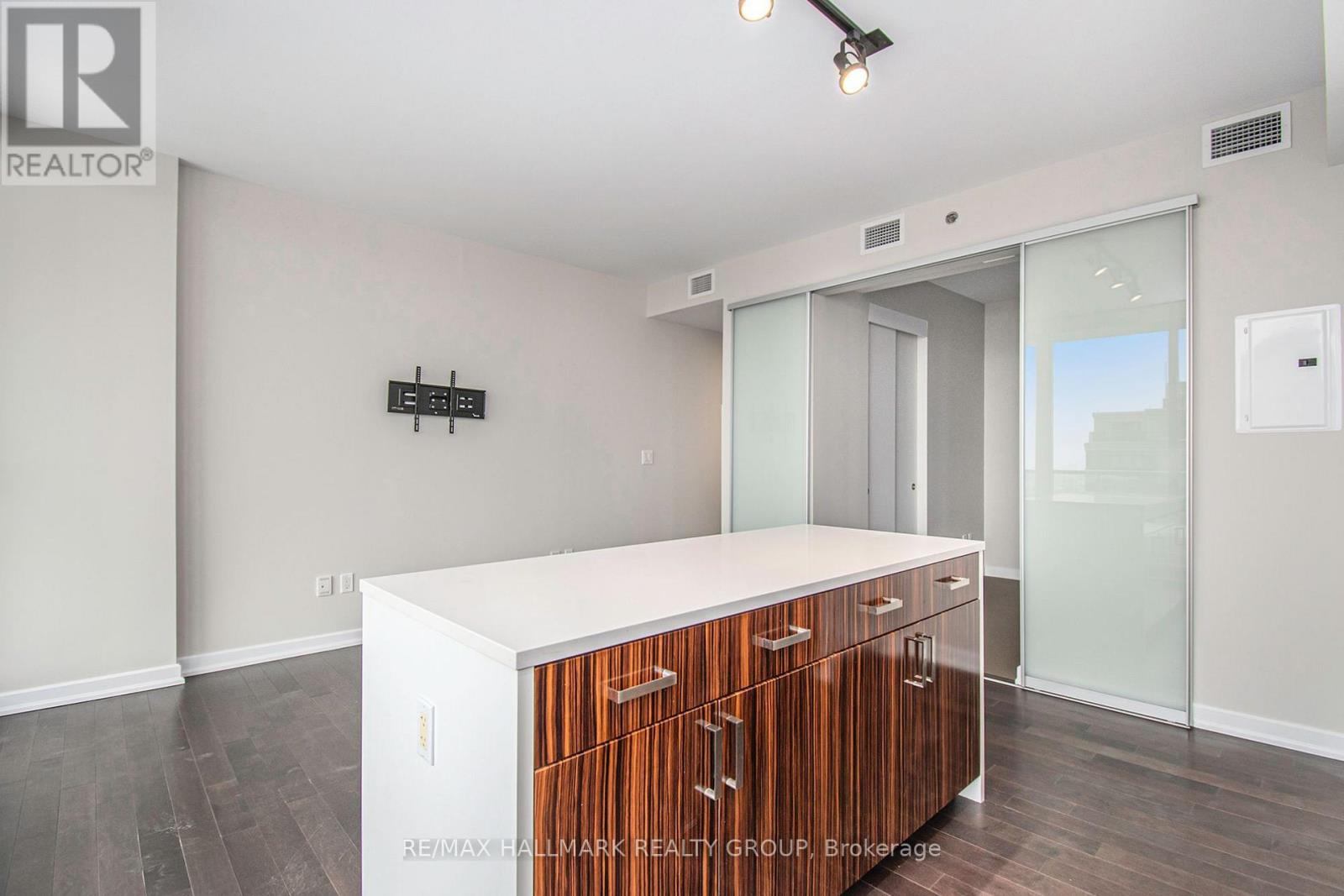 1007 - 300 Lisgar Street, Ottawa, Ontario  K2P 0E2 - Photo 6 - X12550974
