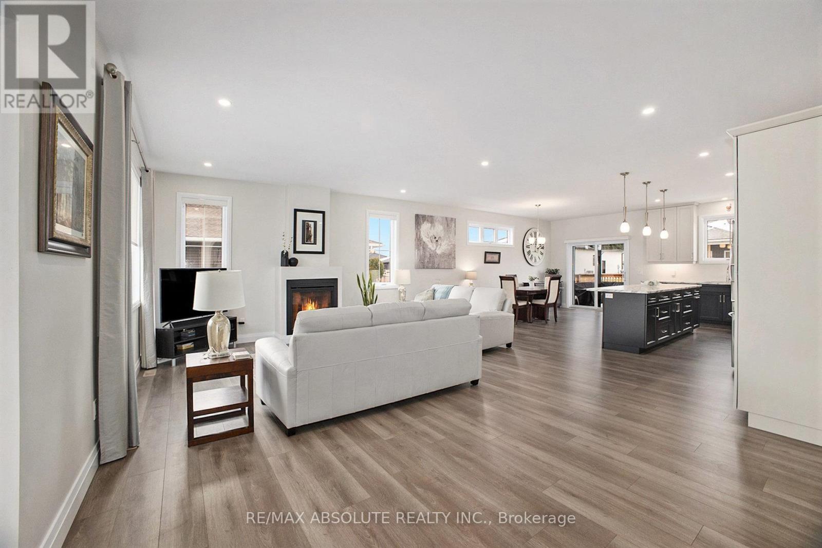 18 Morrison Drive, Whitewater Region, Ontario K0J 1K0 - Photo 6 - X12550986