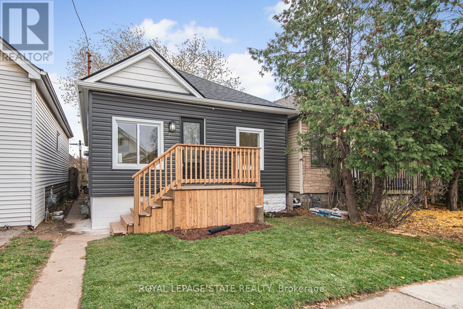 330 Fairfield Avenue, Hamilton, Ontario  L8H 5H8 - Photo 2 - X12550804