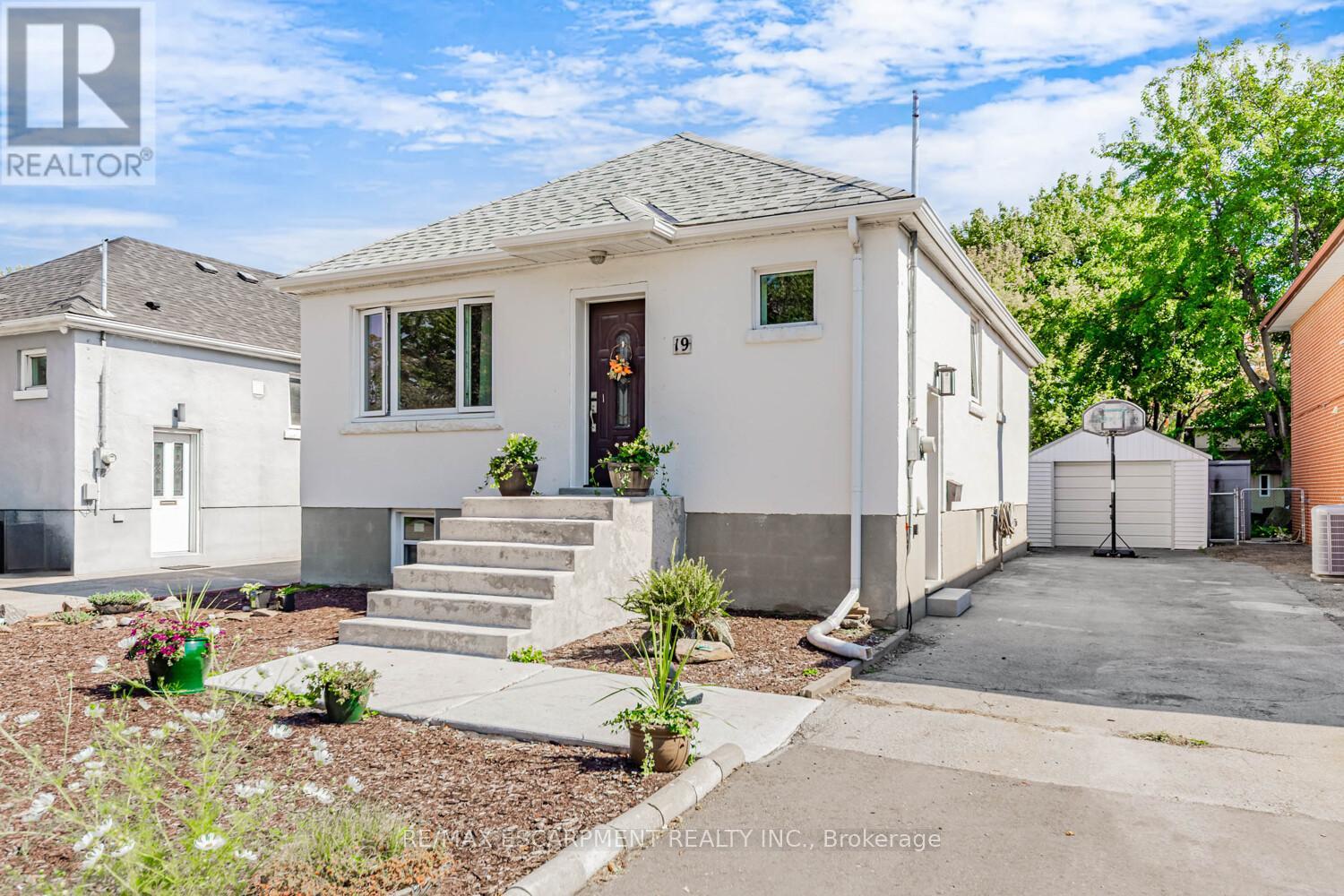 19 Stock Avenue, Toronto, Ontario  M8Z 5C3 - Photo 2 - W12471574