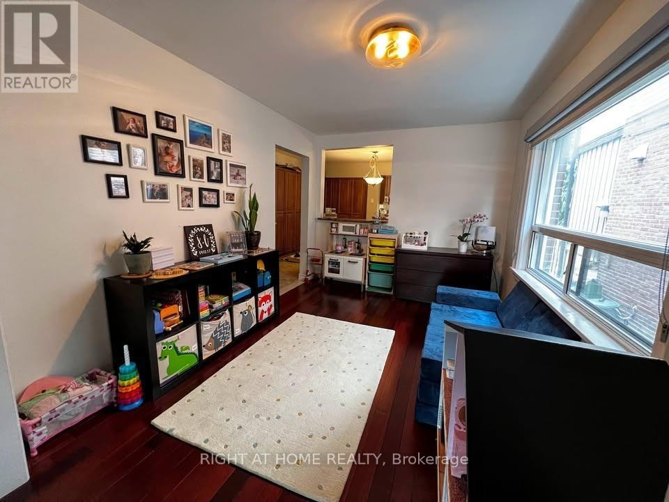 270 Glebeholme Boulevard, Toronto, Ontario M4J 1T2 - Photo 2 - E12551008