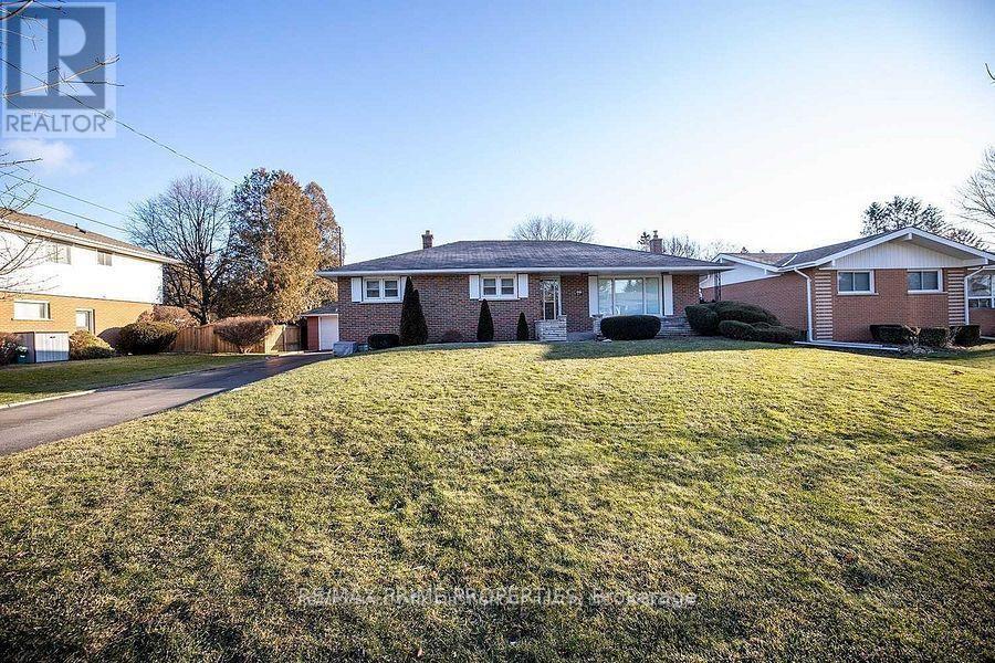 97 Elizabeth Crescent S, Whitby, Ontario  L1N 3R9 - Photo 2 - E12551034