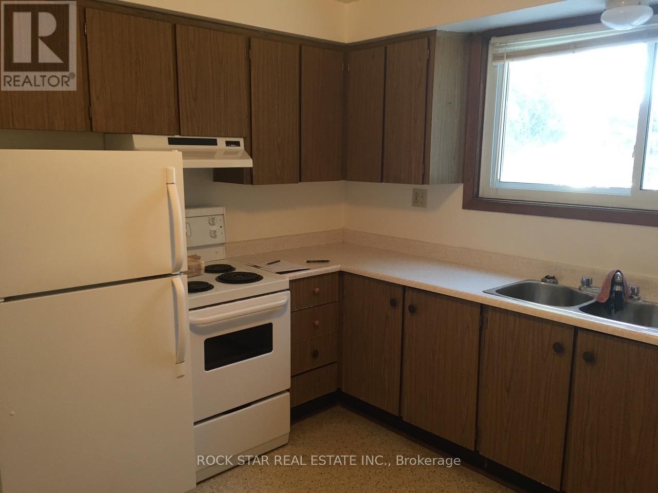 23 Saint Andrews Avenue, Welland, Ontario  L3B 1E2 - Photo 9 - X12440067