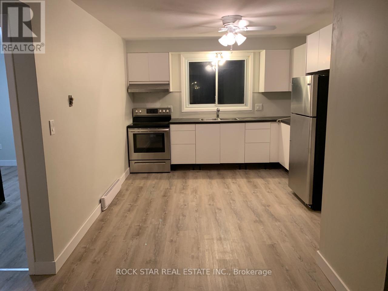 23 Saint Andrews Avenue, Welland, Ontario  L3B 1E2 - Photo 3 - X12440067