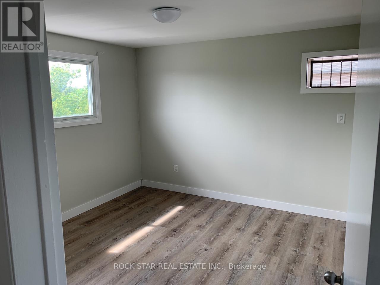 23 Saint Andrews Avenue, Welland, Ontario  L3B 1E2 - Photo 4 - X12440067