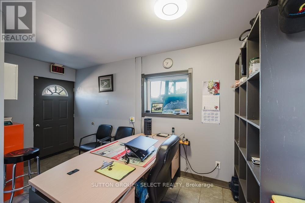 9450 Longwoods Road, Chatham-Kent, Ontario  N7M 5J1 - Photo 18 - X12551092