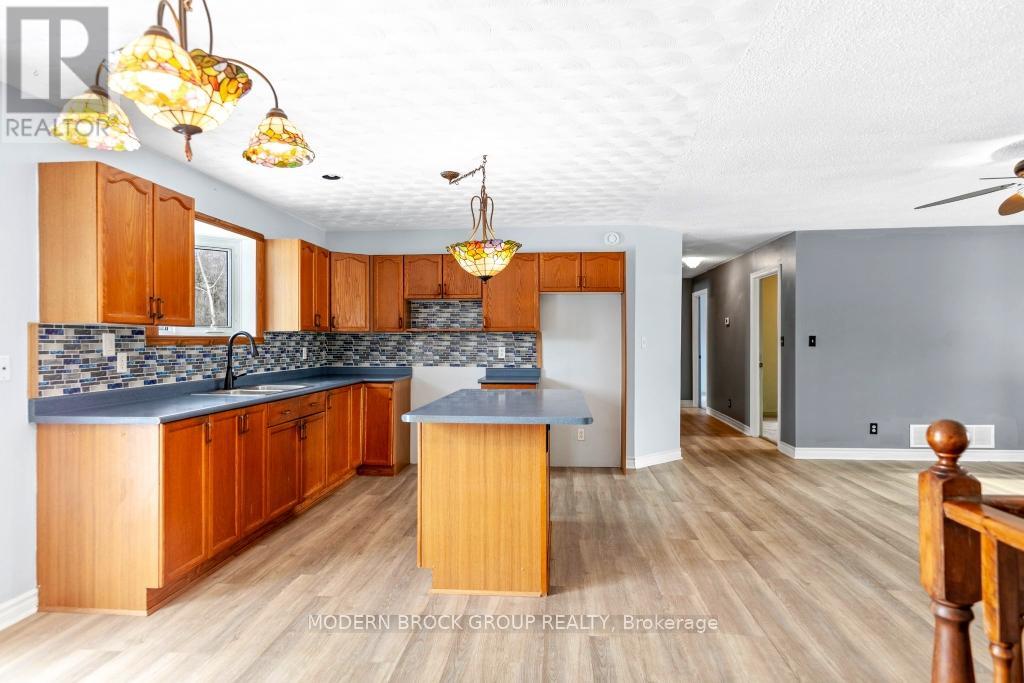 790 Scott Road, Edwardsburgh/cardinal, Ontario K0E 1E0 - Photo 10 - X12551148