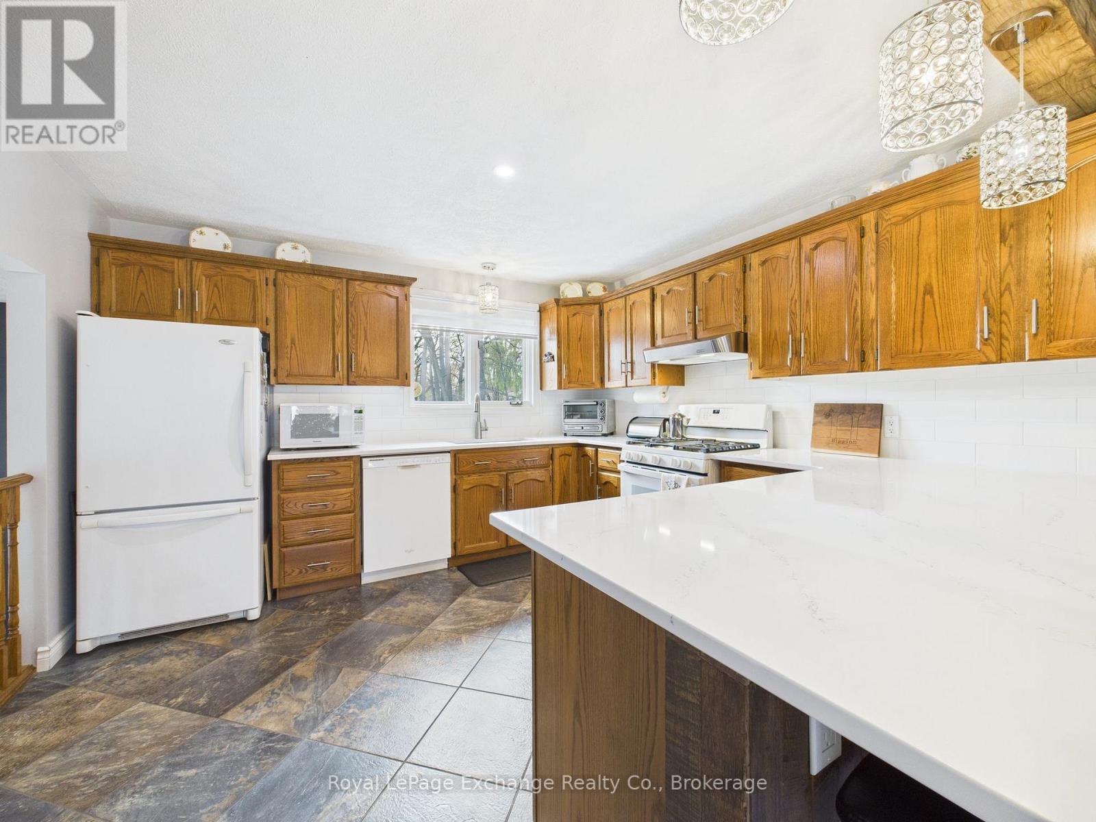 502 Lynden Crescent, Kincardine, Ontario N2Z 3B1 - Photo 4 - X12551066