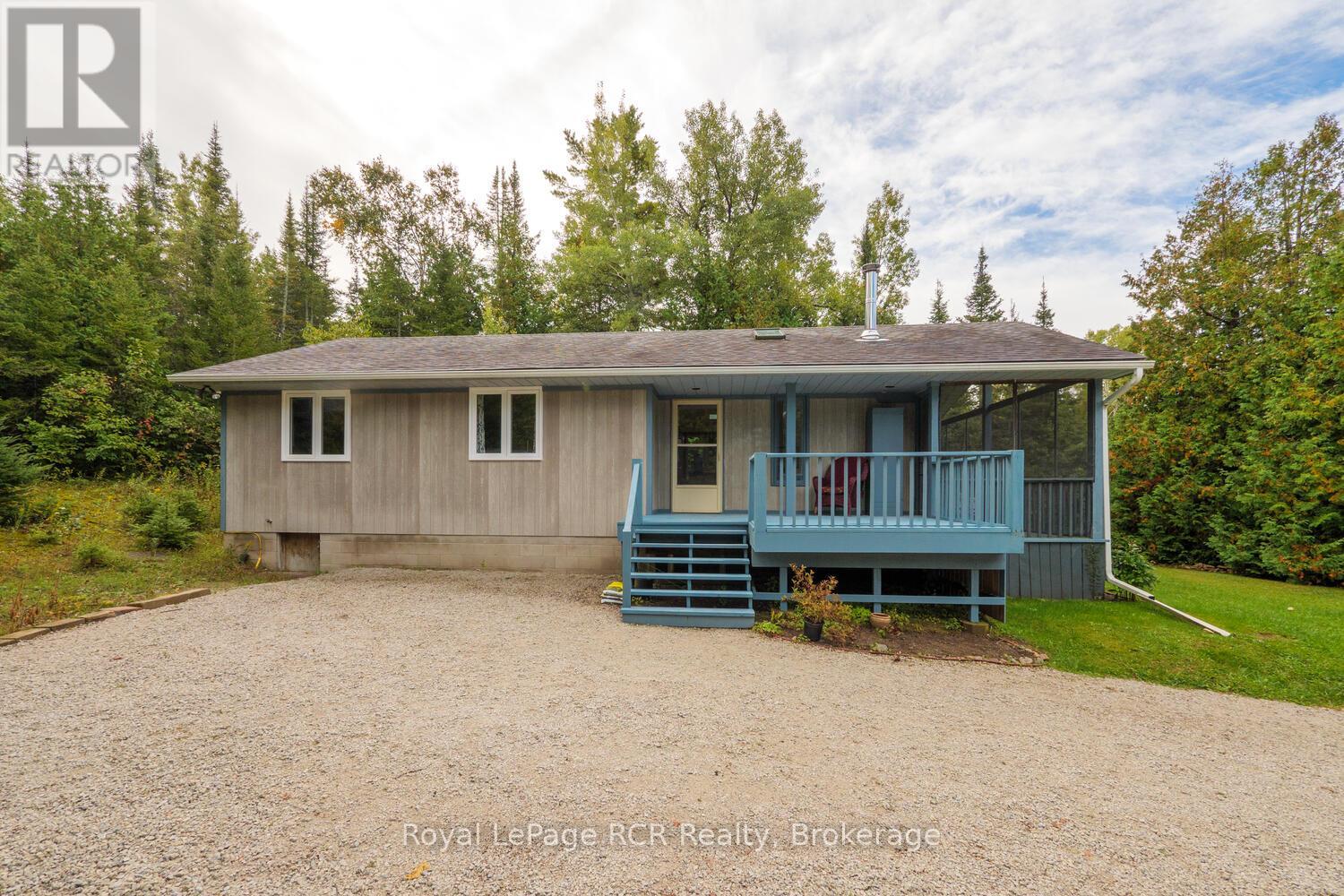 8 Molly Street, Northern Bruce Peninsula, Ontario N0H 1W0 - Photo 2 - X12551292