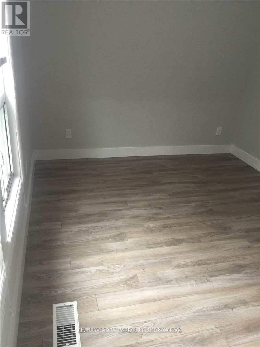 263 Springdale Boulevard, Toronto, Ontario  M4C 1Z8 - Photo 15 - E12551250