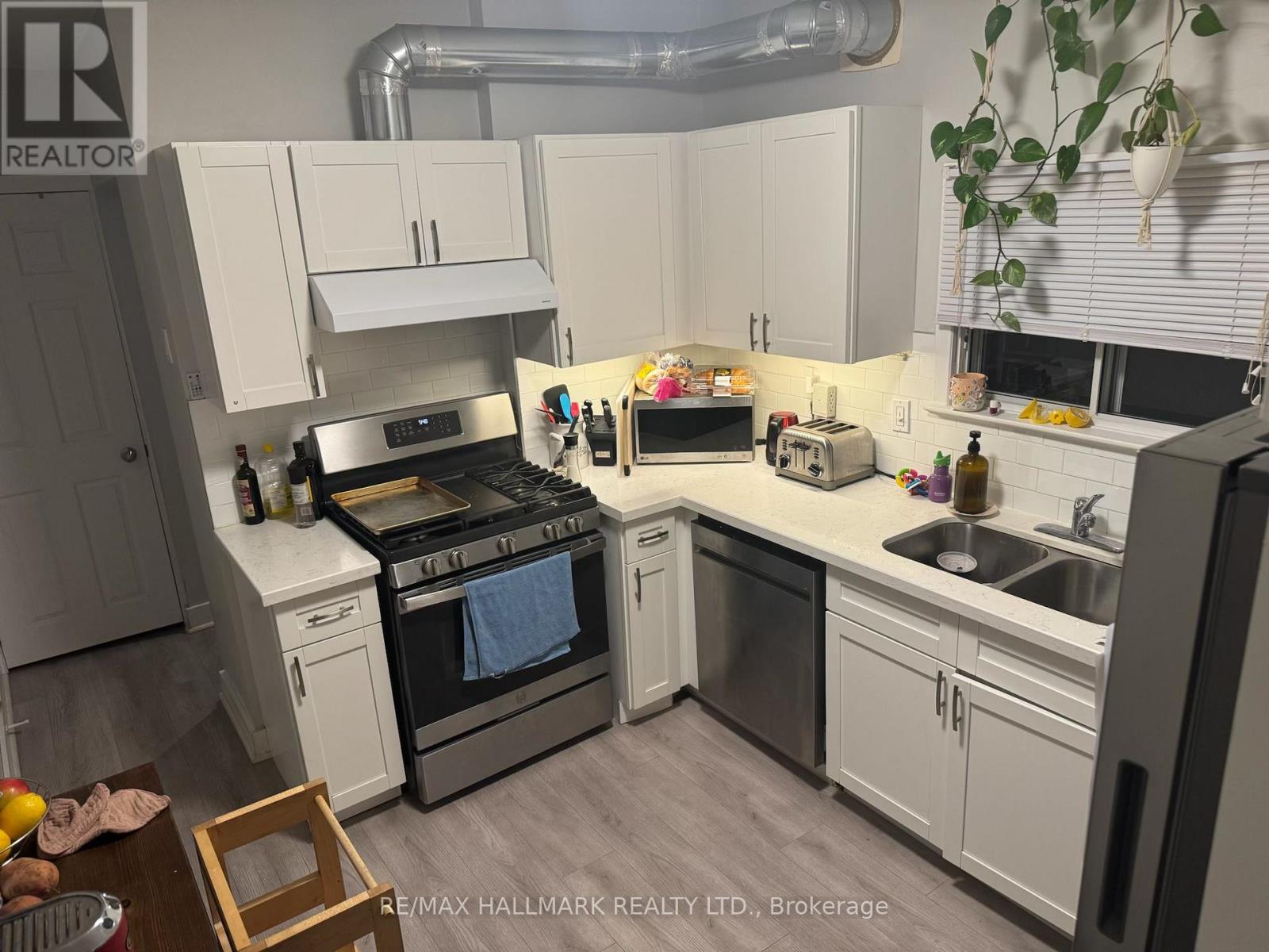 263 Springdale Boulevard, Toronto, Ontario  M4C 1Z8 - Photo 6 - E12551250