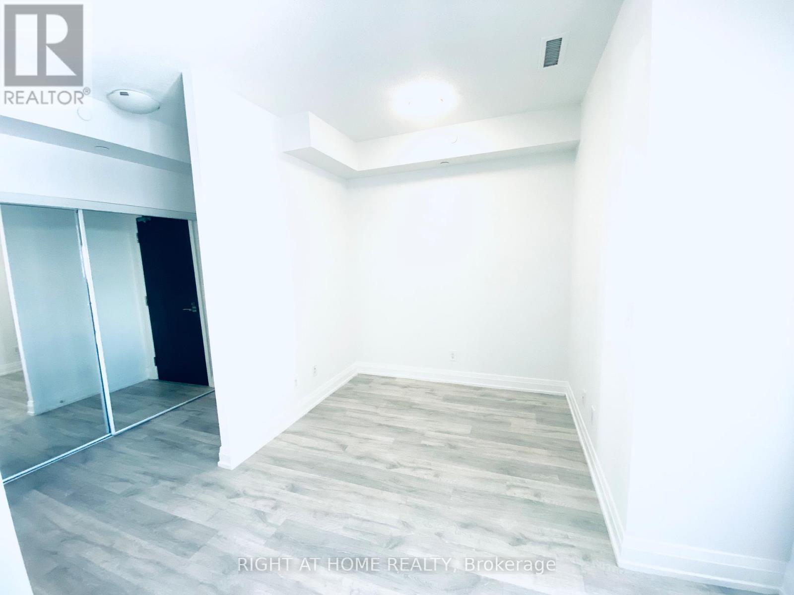 221 - 3600 Highway 7 W, Vaughan, Ontario  L4L 0G7 - Photo 4 - N12551054