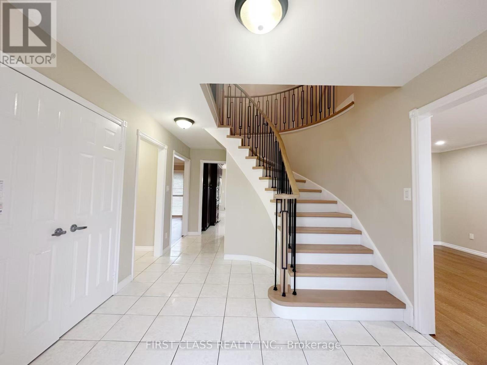 3 Veronica Crescent, East Gwillimbury (Sharon), Ontario L0G 1V0 - Photo 2 - N12551236