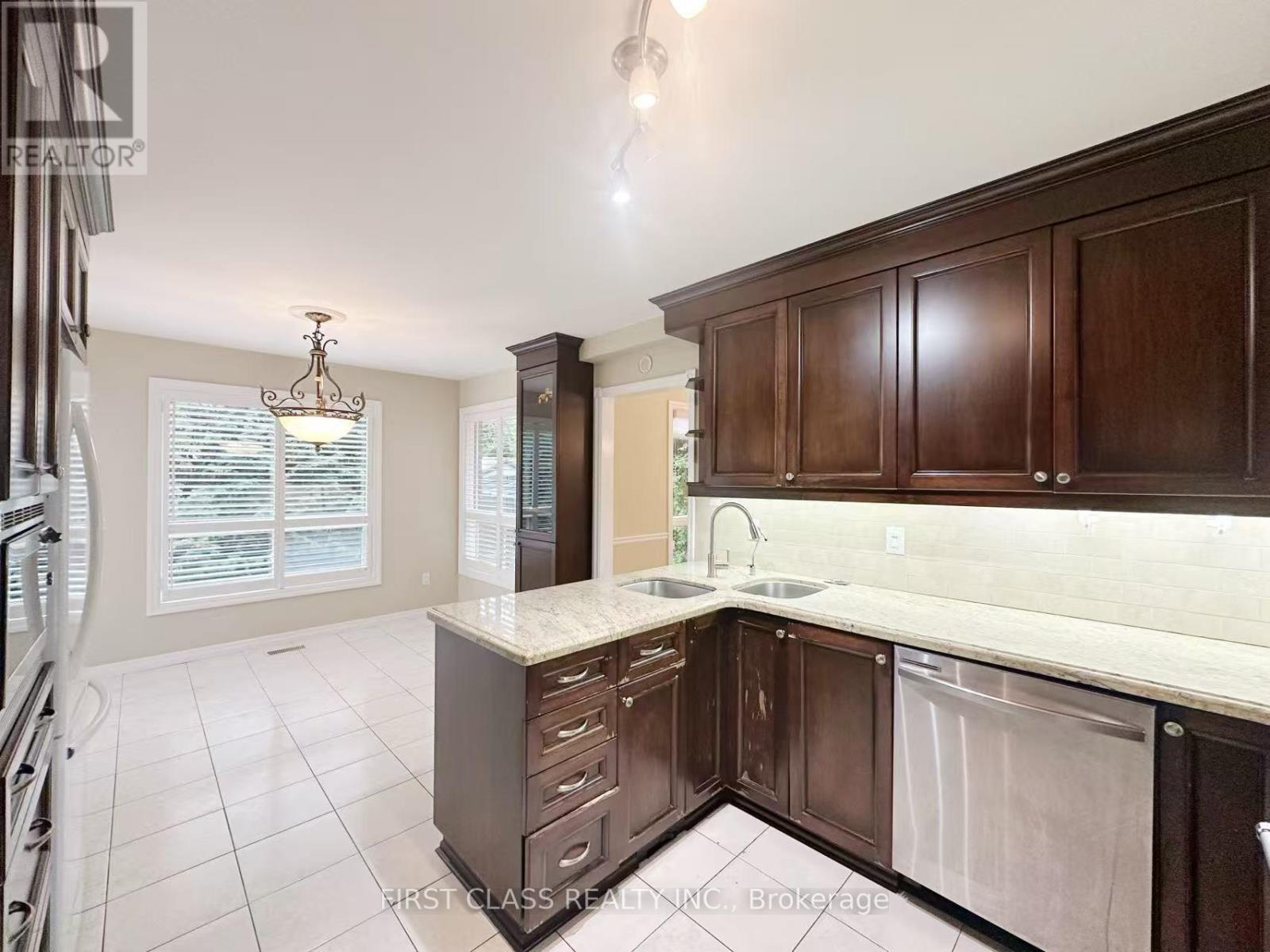 3 Veronica Crescent, East Gwillimbury (Sharon), Ontario L0G 1V0 - Photo 5 - N12551236