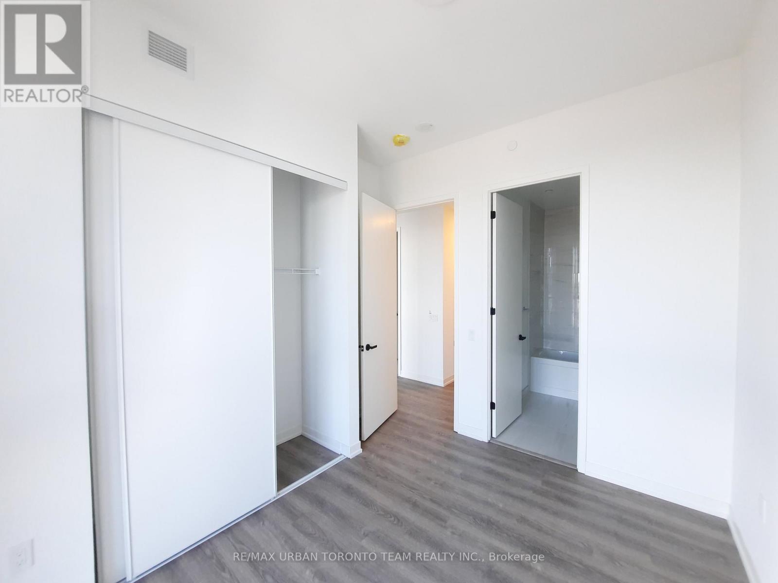 1609 - 8 Interchange Way, Vaughan, Ontario  L4K 5Z7 - Photo 5 - N12551276