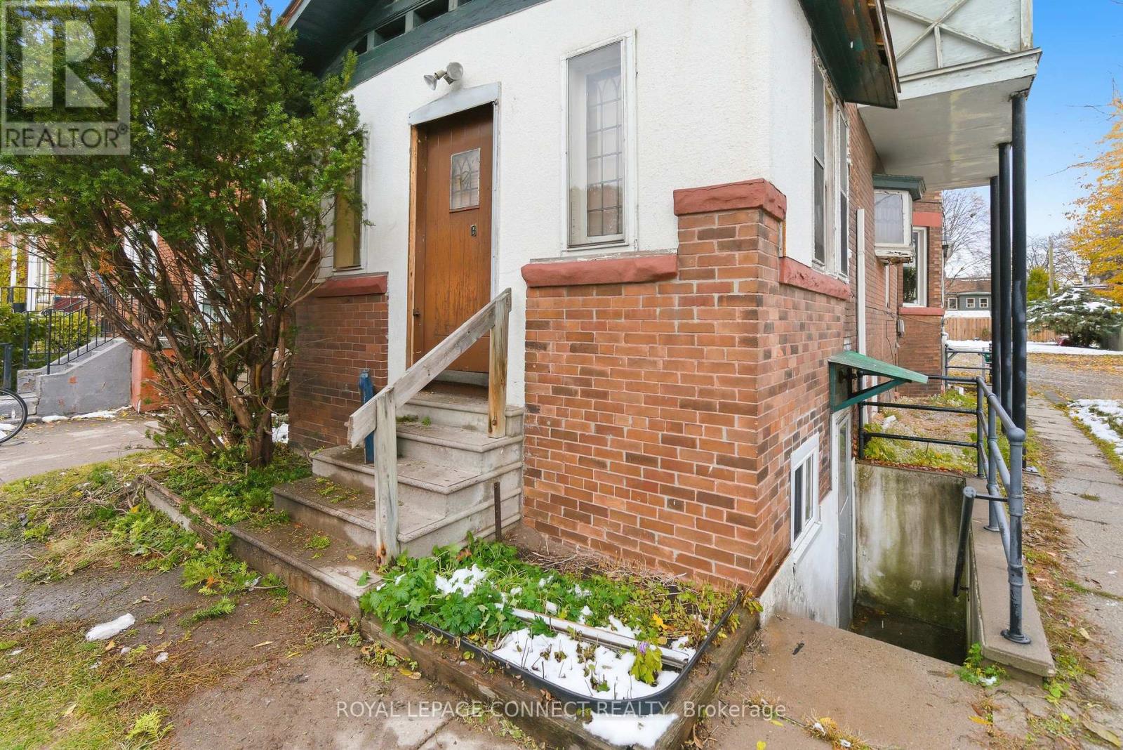 115 Parkside Drive, Toronto, Ontario  M6R 2Y8 - Photo 6 - W12551128