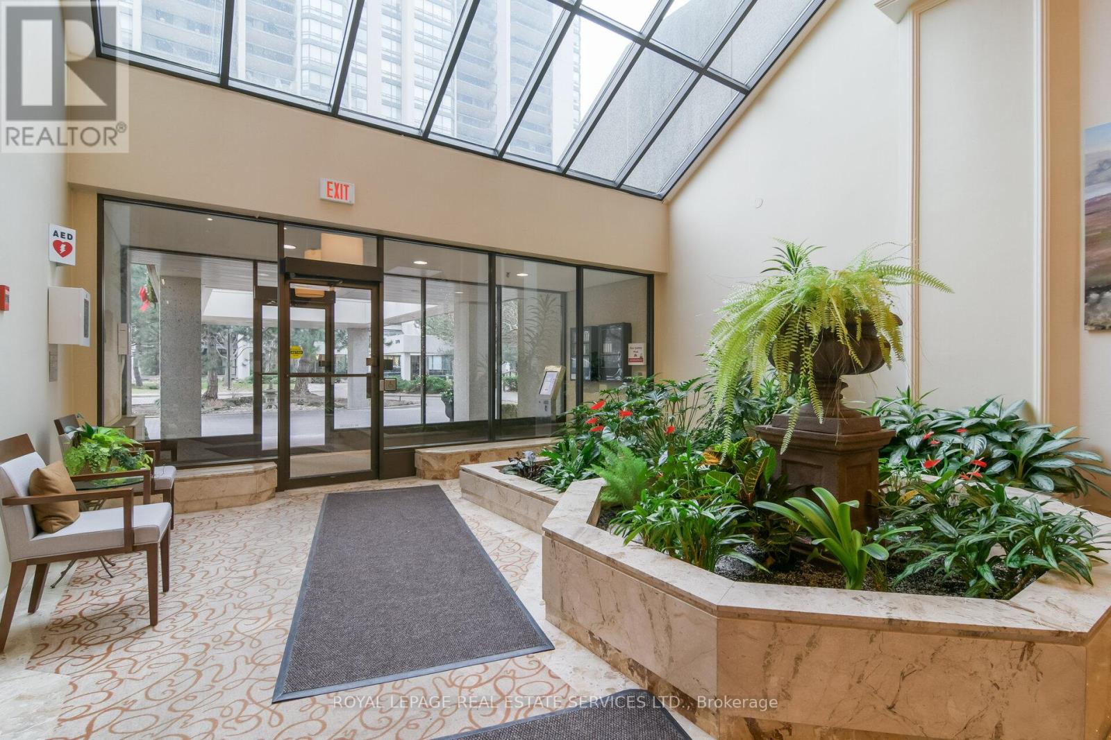 306 - 2180 Marine Drive, Oakville, Ontario  L6L 5V2 - Photo 2 - W12551172