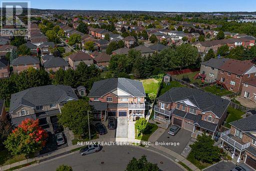 130 Dells Crescent, Brampton, Ontario  L7A 2X1 - Photo 5 - W12551174