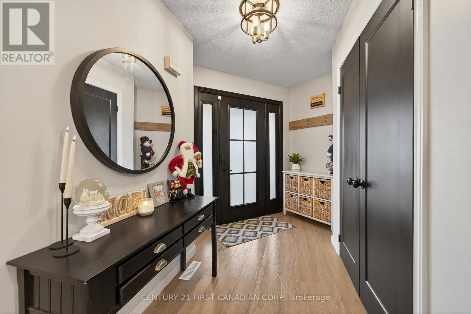 292 Thorne Drive, Strathroy-Caradoc, Ontario  N7G 4E1 - Photo 5 - X12551330