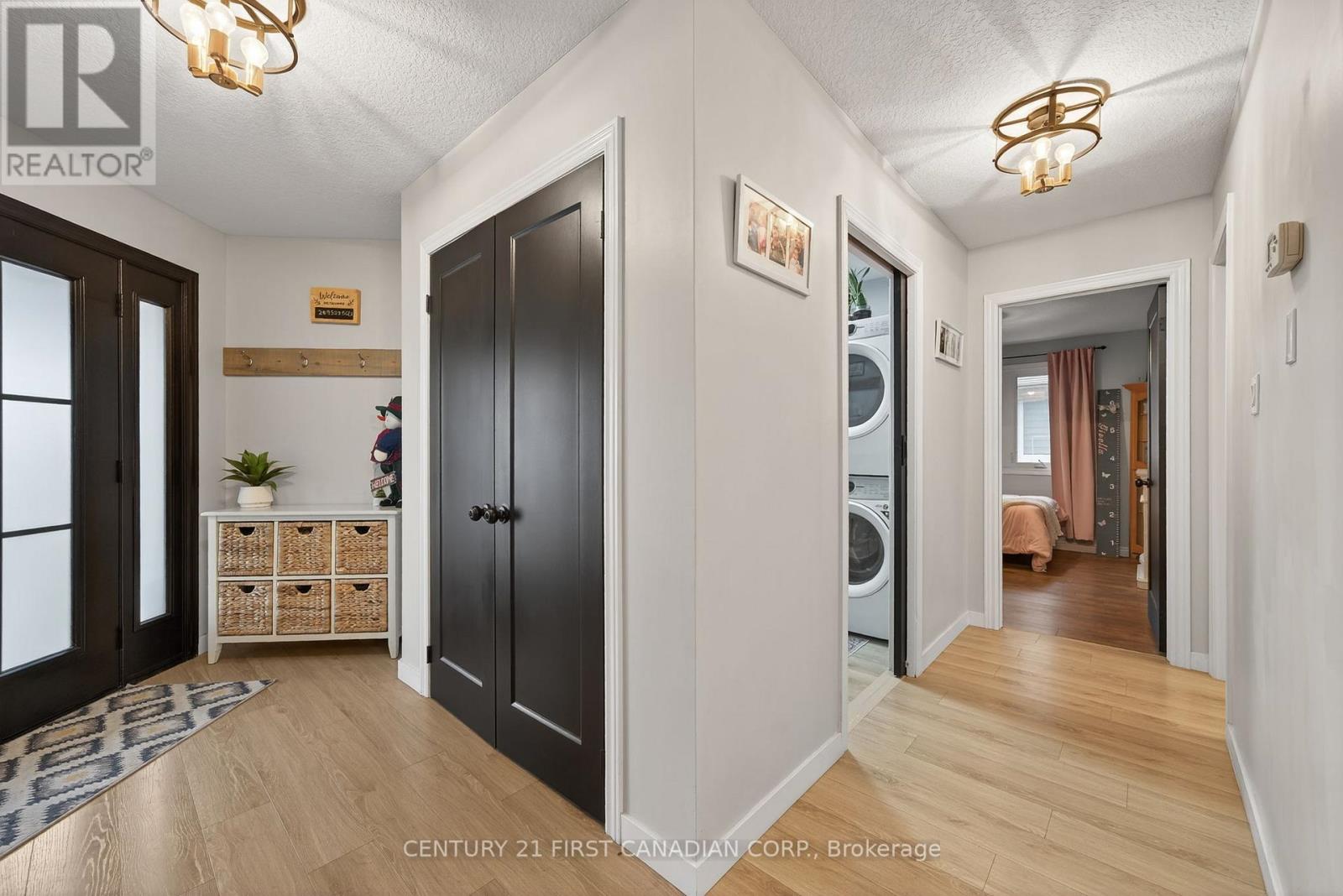 292 Thorne Drive, Strathroy-Caradoc, Ontario  N7G 4E1 - Photo 7 - X12551330