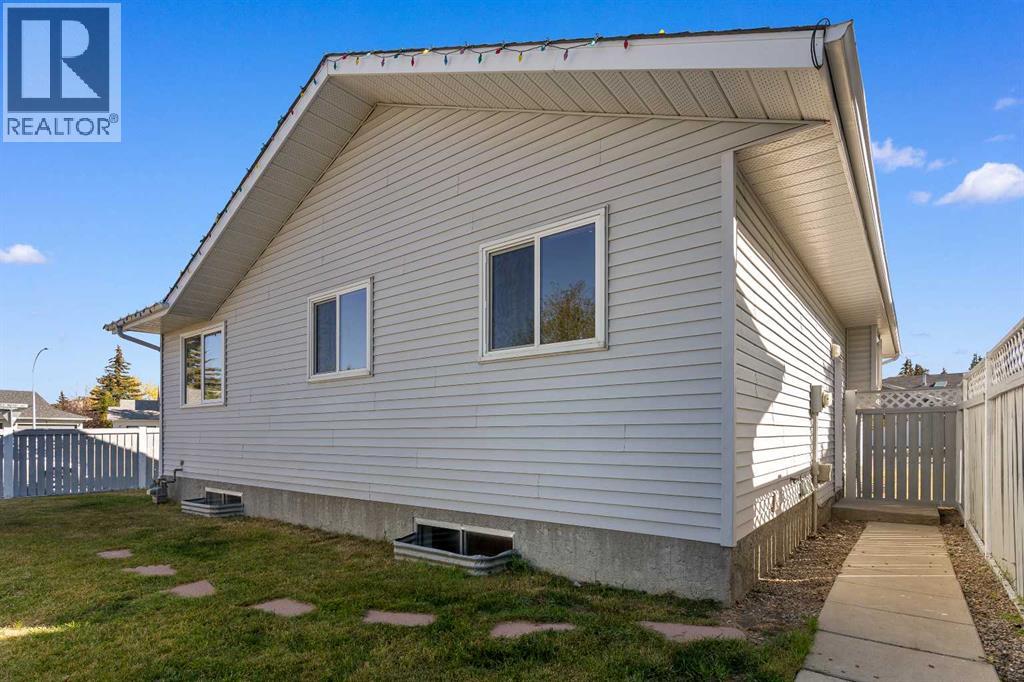 2 West Barrett Place, Cochrane, Alberta  T4C 1J5 - Photo 39 - A2265976