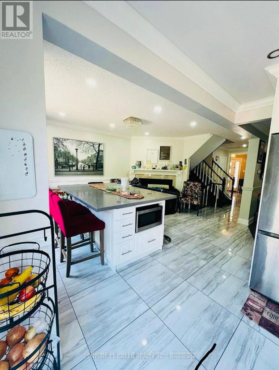 Upper - 6335 Plowmans Heath Drive, Mississauga, Ontario L5N 3W1 - Photo 2 - W12487136