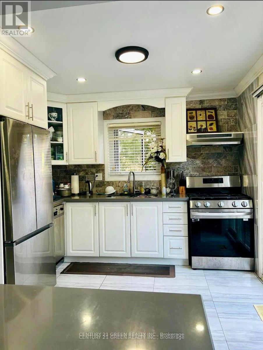 Upper - 6335 Plowmans Heath Drive, Mississauga, Ontario L5N 3W1 - Photo 3 - W12487136