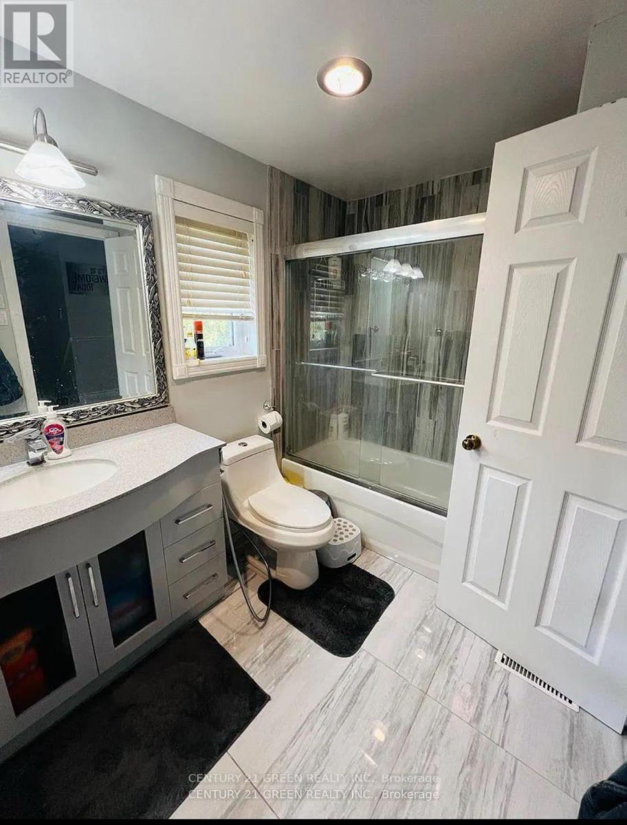 Upper - 6335 Plowmans Heath Drive, Mississauga, Ontario L5N 3W1 - Photo 8 - W12487136