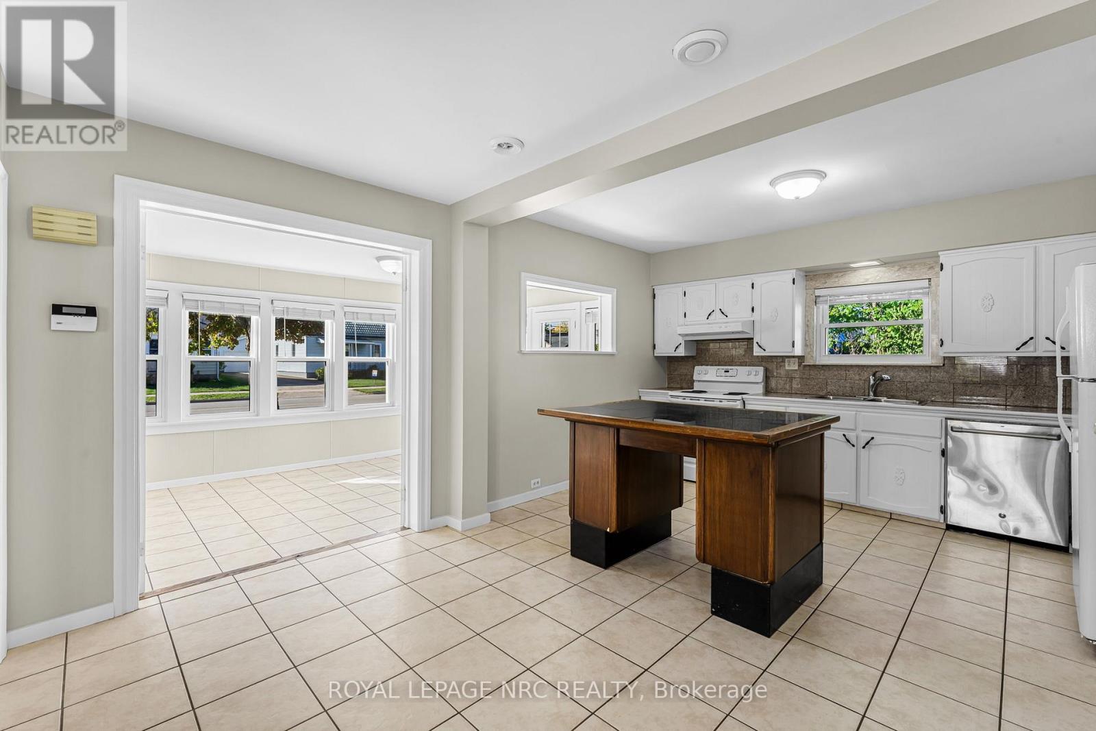 204 Gilmore Road, Fort Erie, Ontario L2A 2M3 - Photo 7 - X12534644