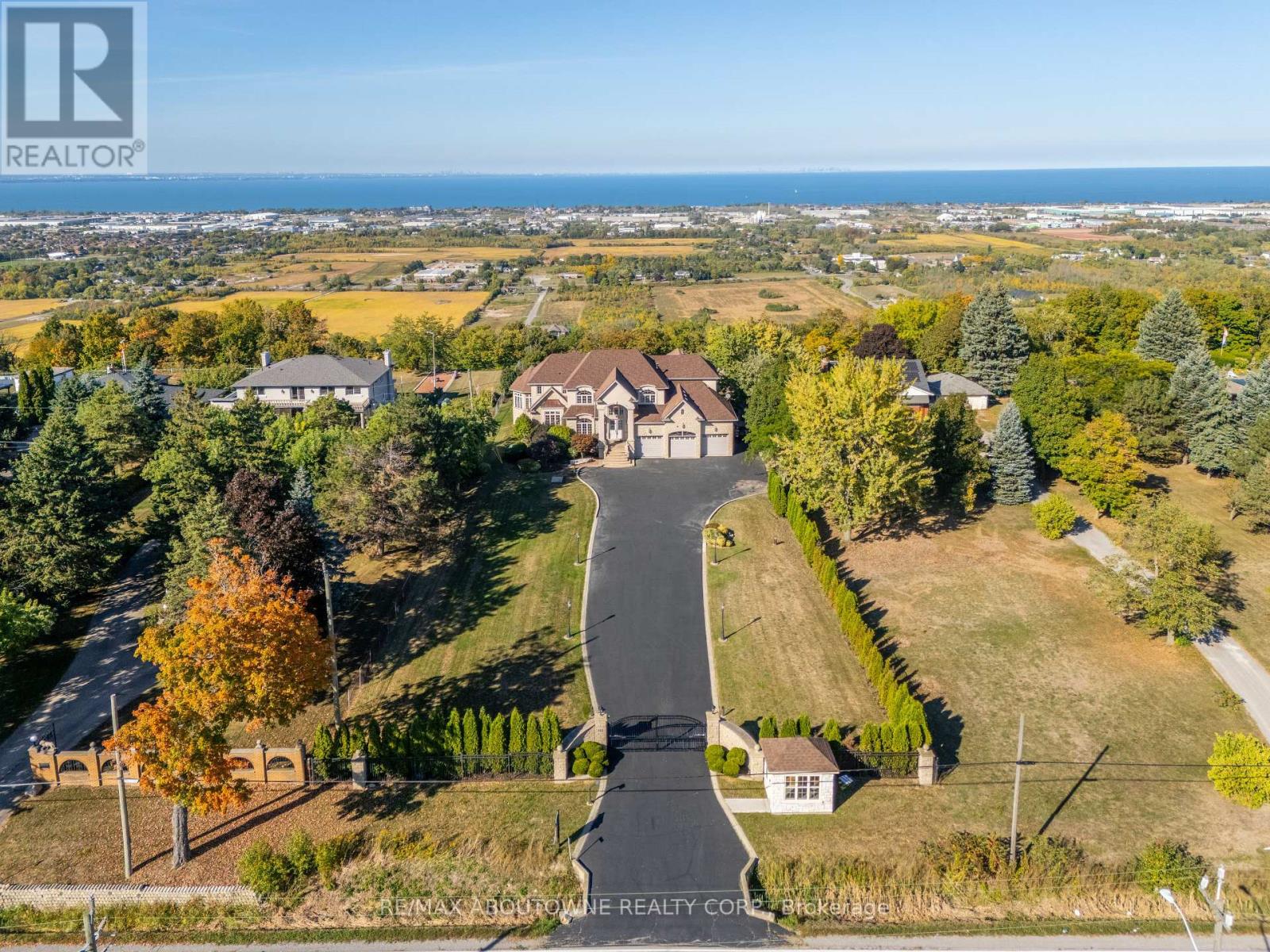 803 RIDGE ROAD, Hamilton, Ontario