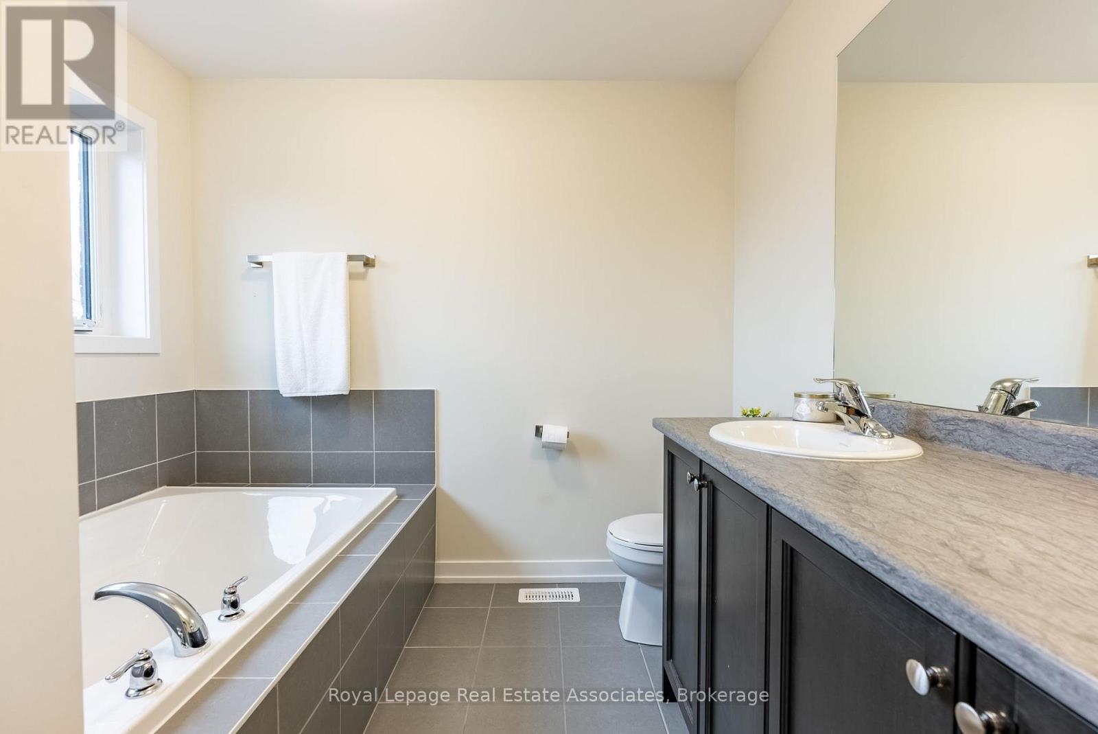 48 Hawick Crescent, Haldimand, Ontario N3W 0G5 - Photo 22 - X12551142