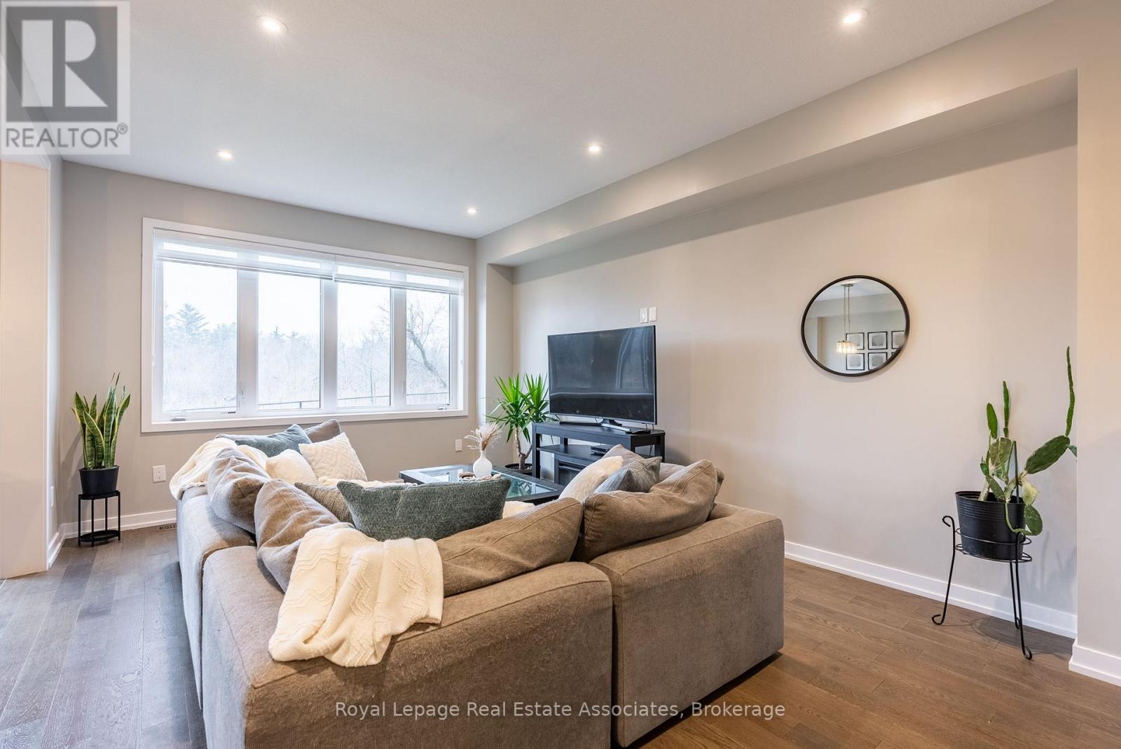 48 Hawick Crescent, Haldimand, Ontario N3W 0G5 - Photo 11 - X12551142