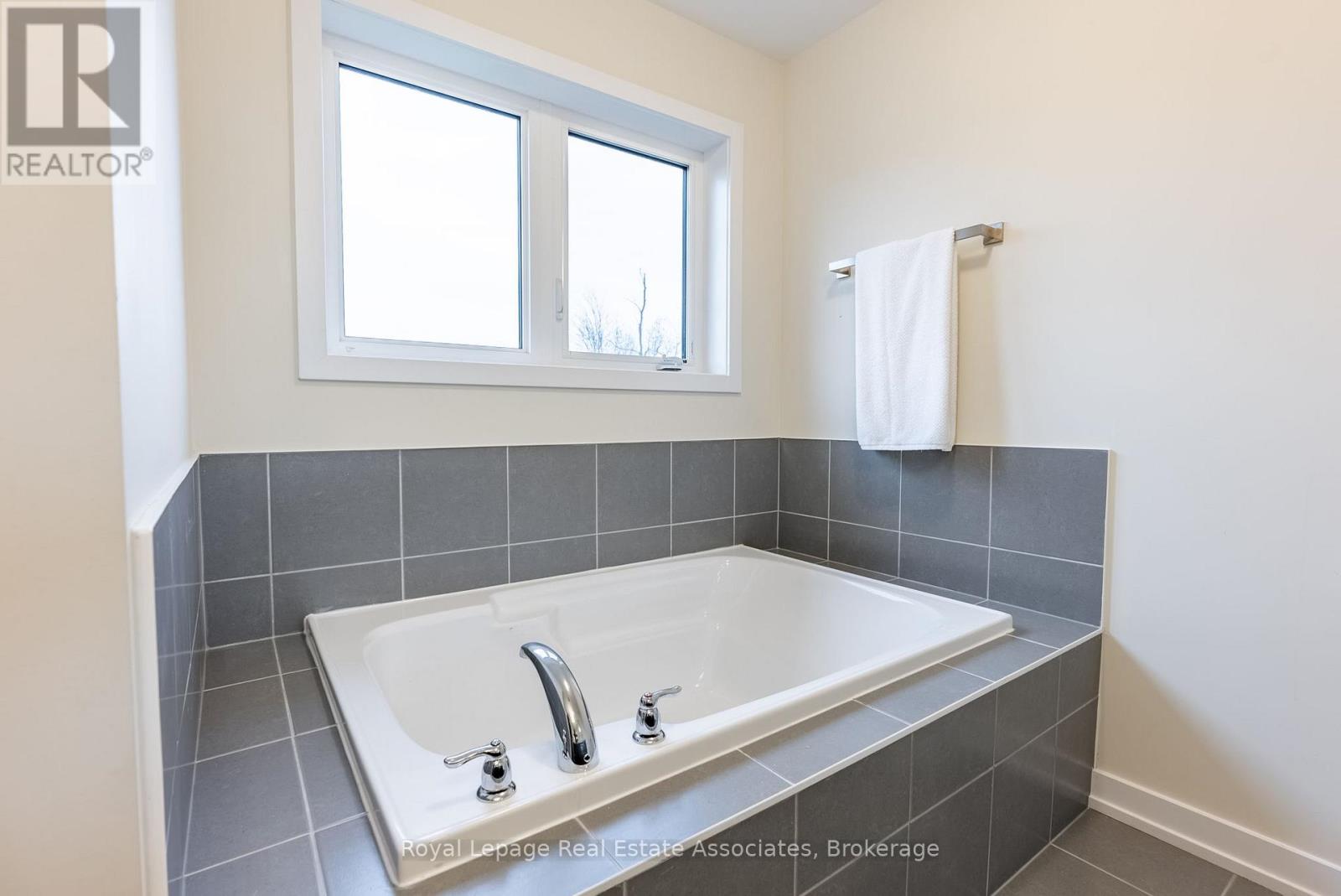 48 Hawick Crescent, Haldimand, Ontario N3W 0G5 - Photo 24 - X12551142