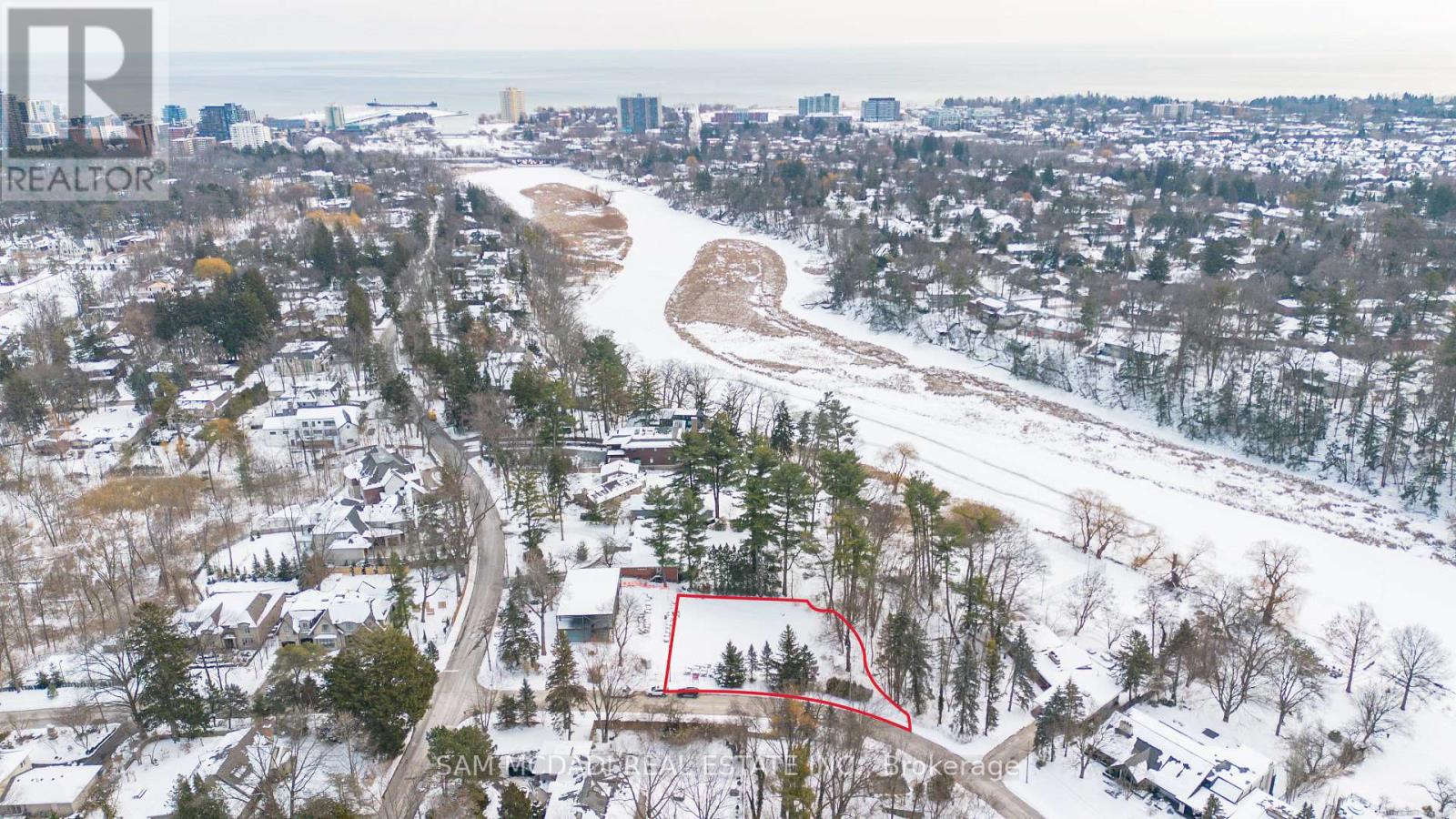 1470 Pinetree Crescent, Mississauga, Ontario  L5G 2S8 - Photo 2 - W12380098