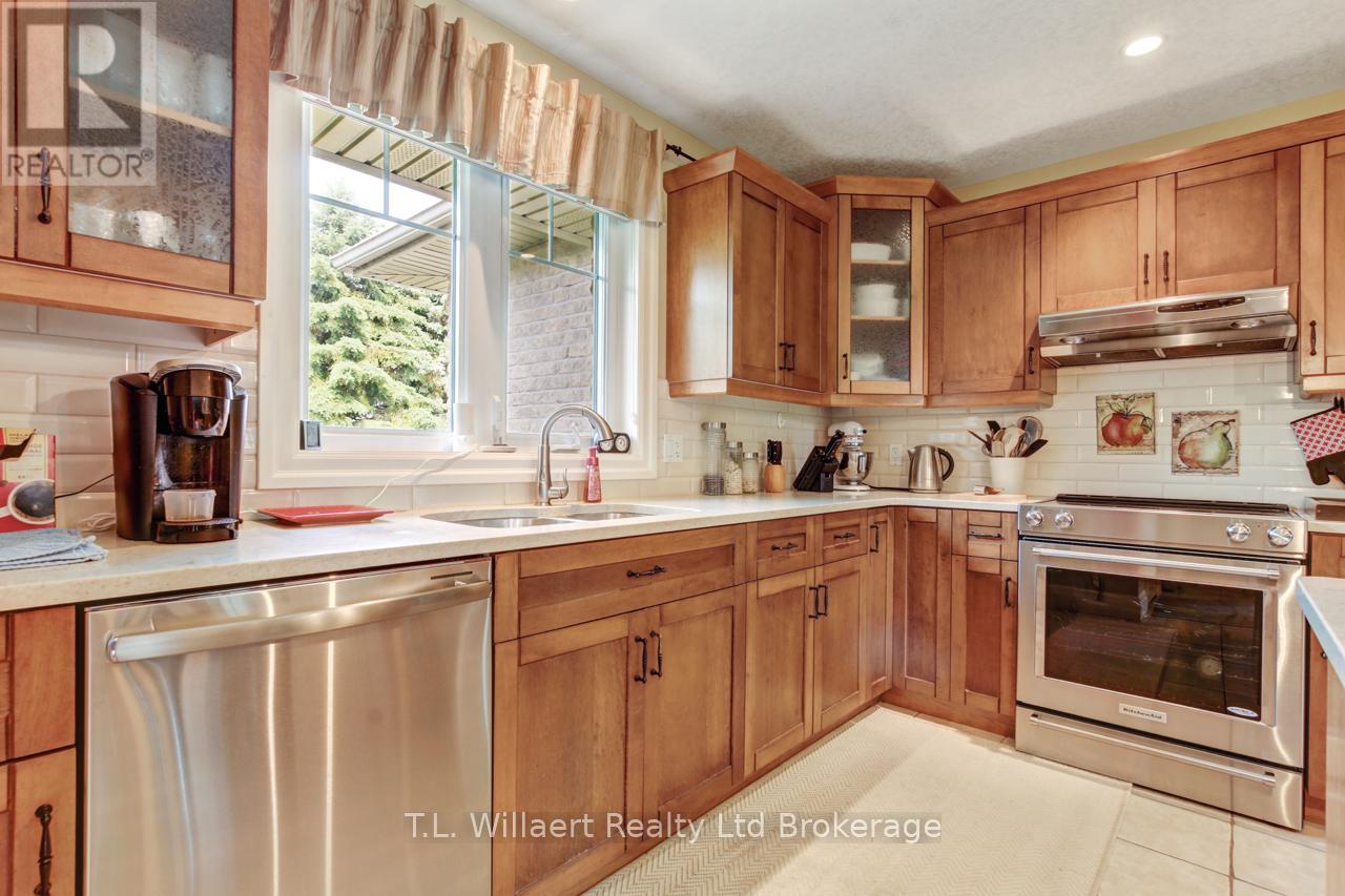 7 Lyndale Road, Tillsonburg, Ontario  N4G 5V9 - Photo 12 - X12250987