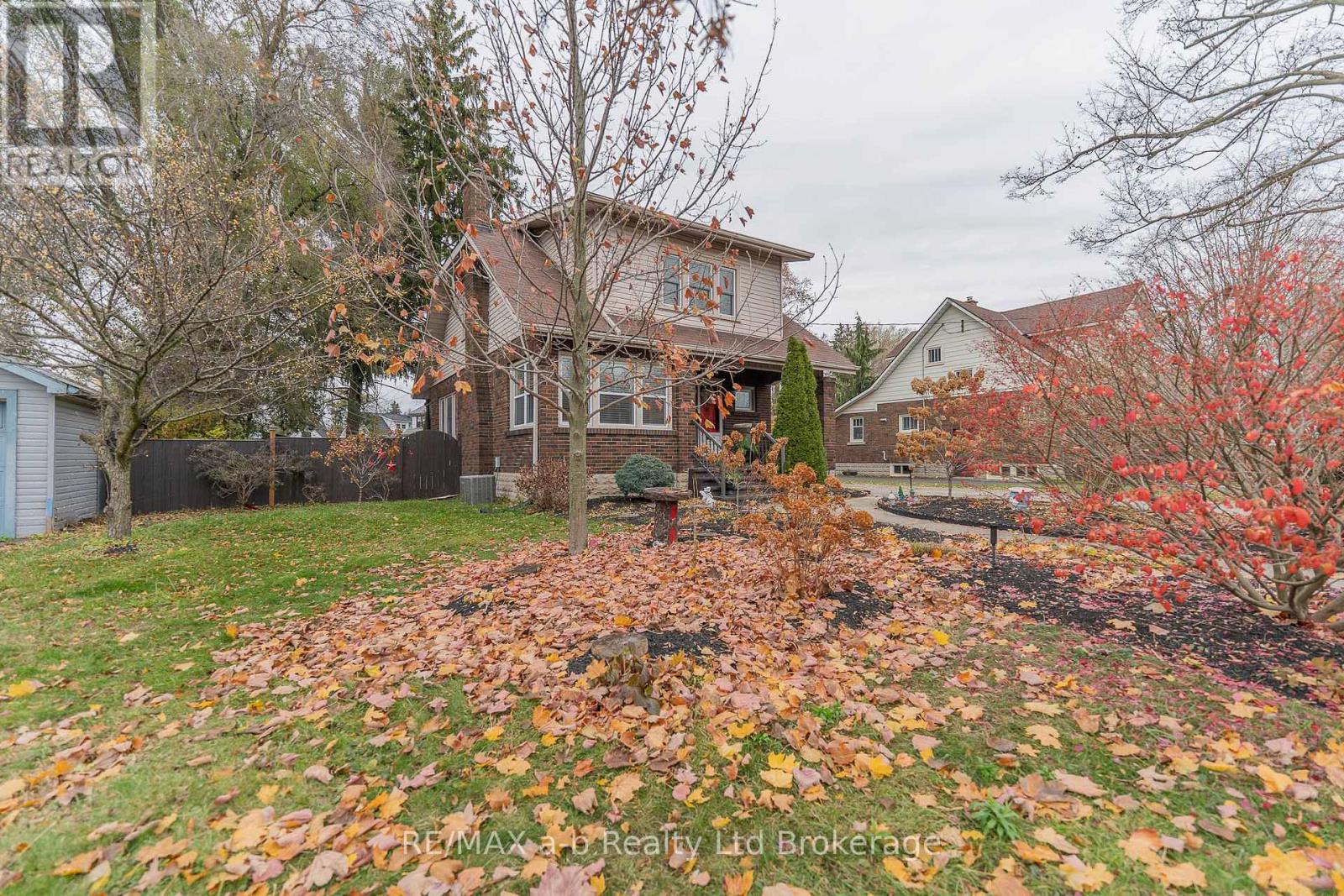 30 Concession Street W, Tillsonburg, Ontario N4G 1R3 - Photo 2 - X12551582