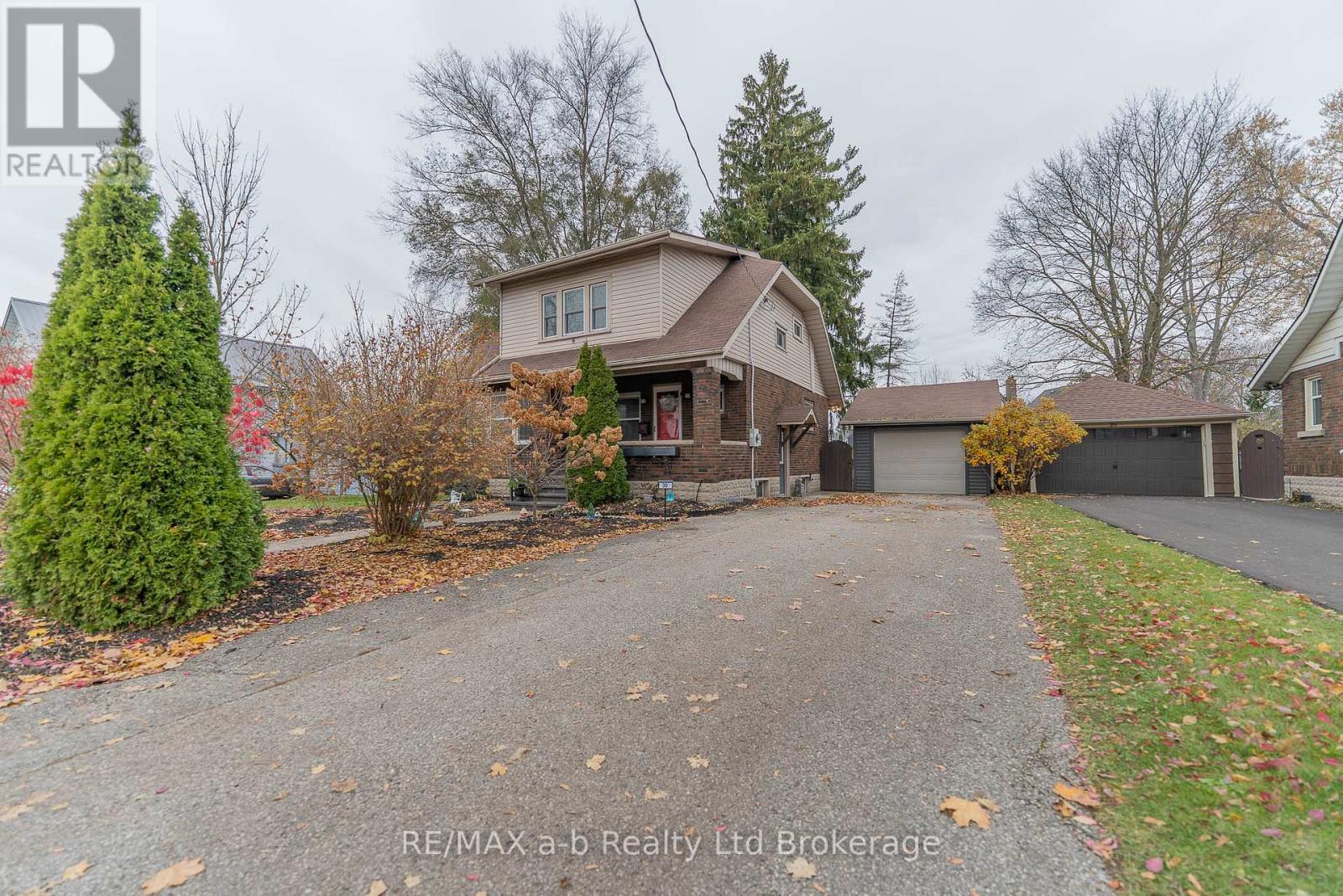 30 Concession Street W, Tillsonburg, Ontario N4G 1R3 - Photo 3 - X12551582