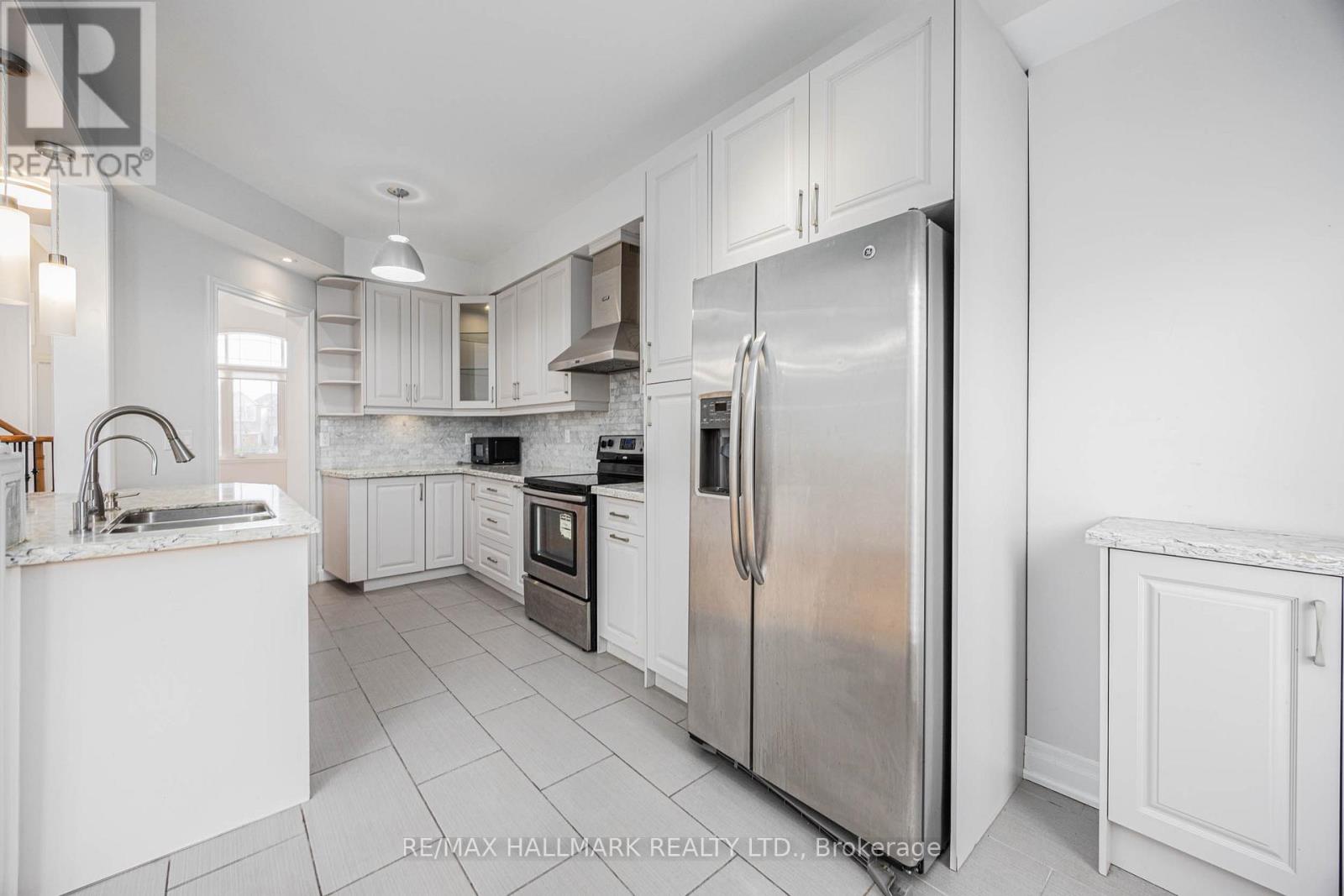 17 Oceanview Street, Richmond Hill, Ontario  L4S 2J9 - Photo 11 - N12551336