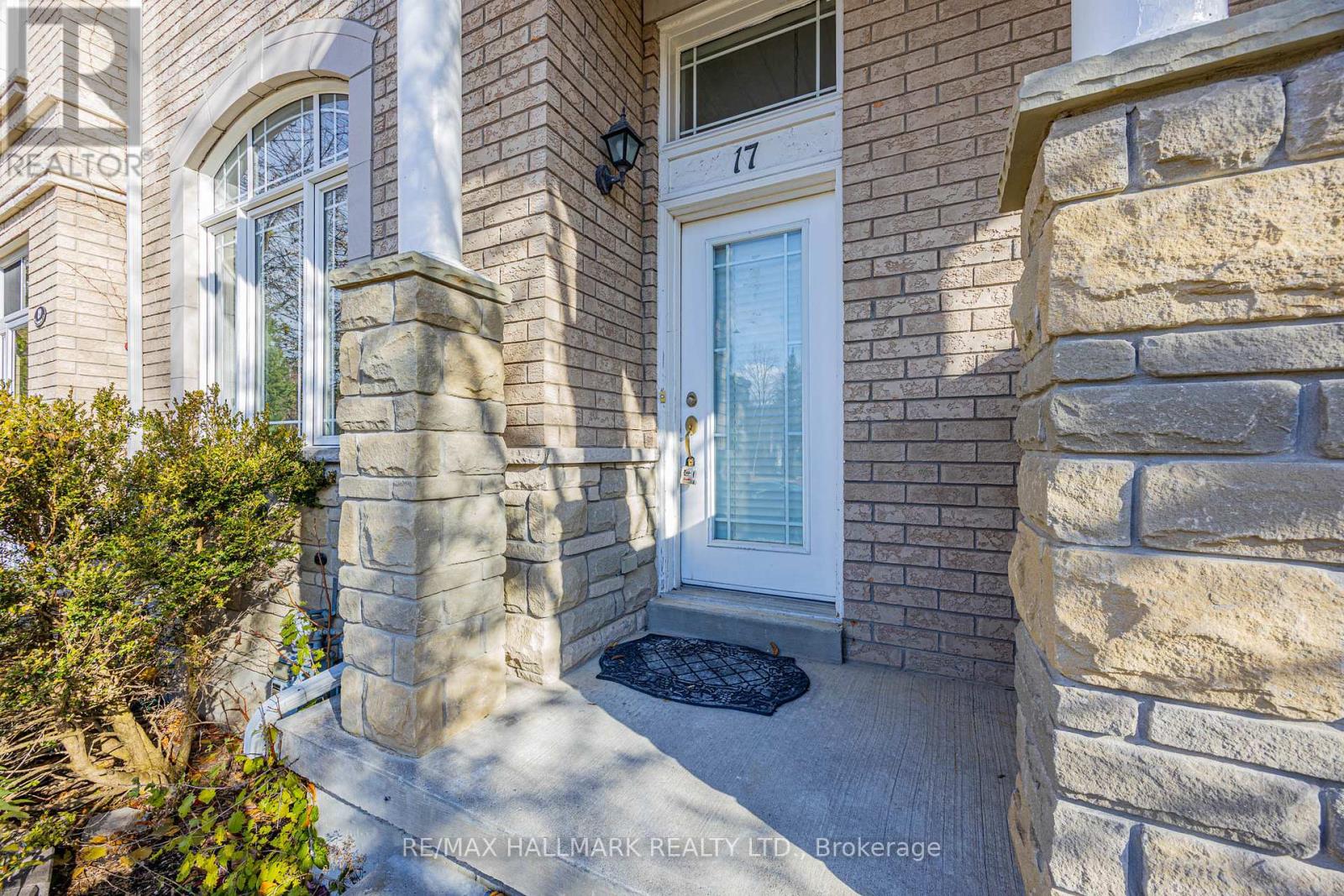 17 Oceanview Street, Richmond Hill, Ontario  L4S 2J9 - Photo 3 - N12551336