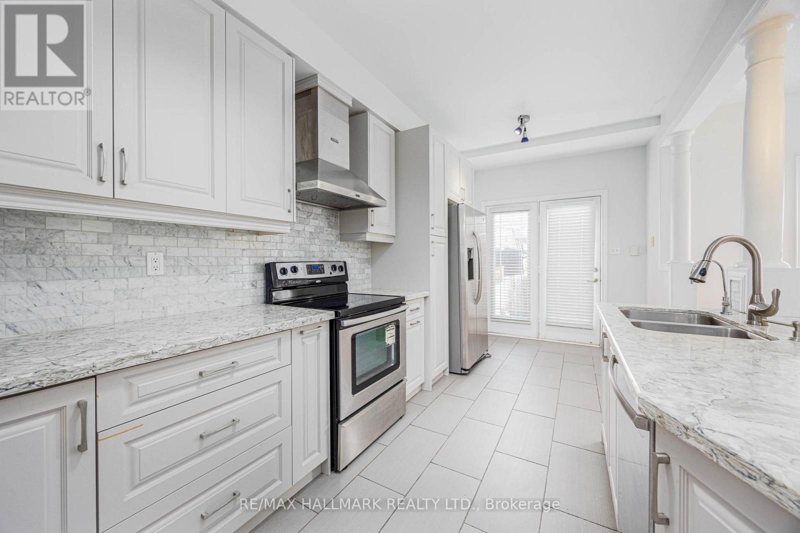 17 Oceanview Street, Richmond Hill, Ontario  L4S 2J9 - Photo 9 - N12551336