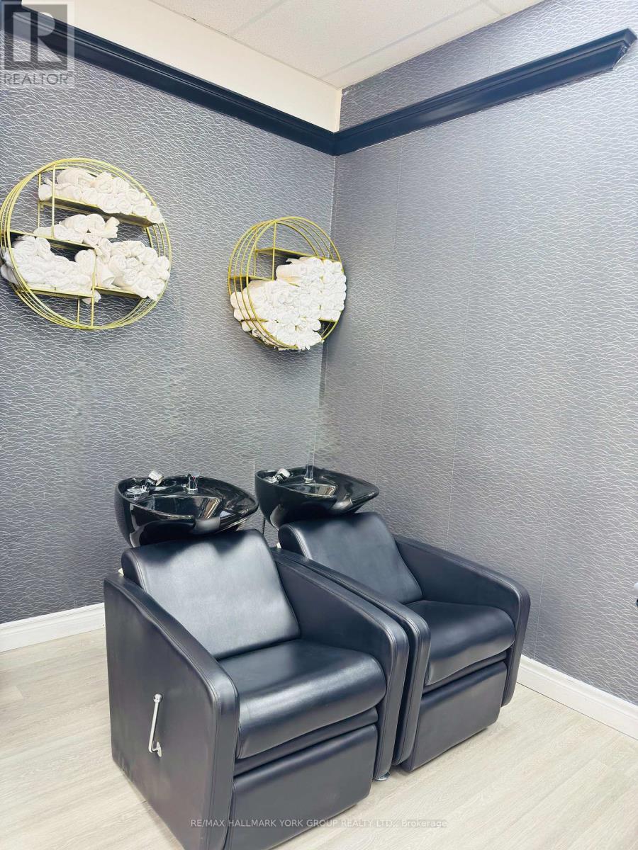 5-CHAIR #2 - 17335 YONGE STREET, Newmarket, Ontario