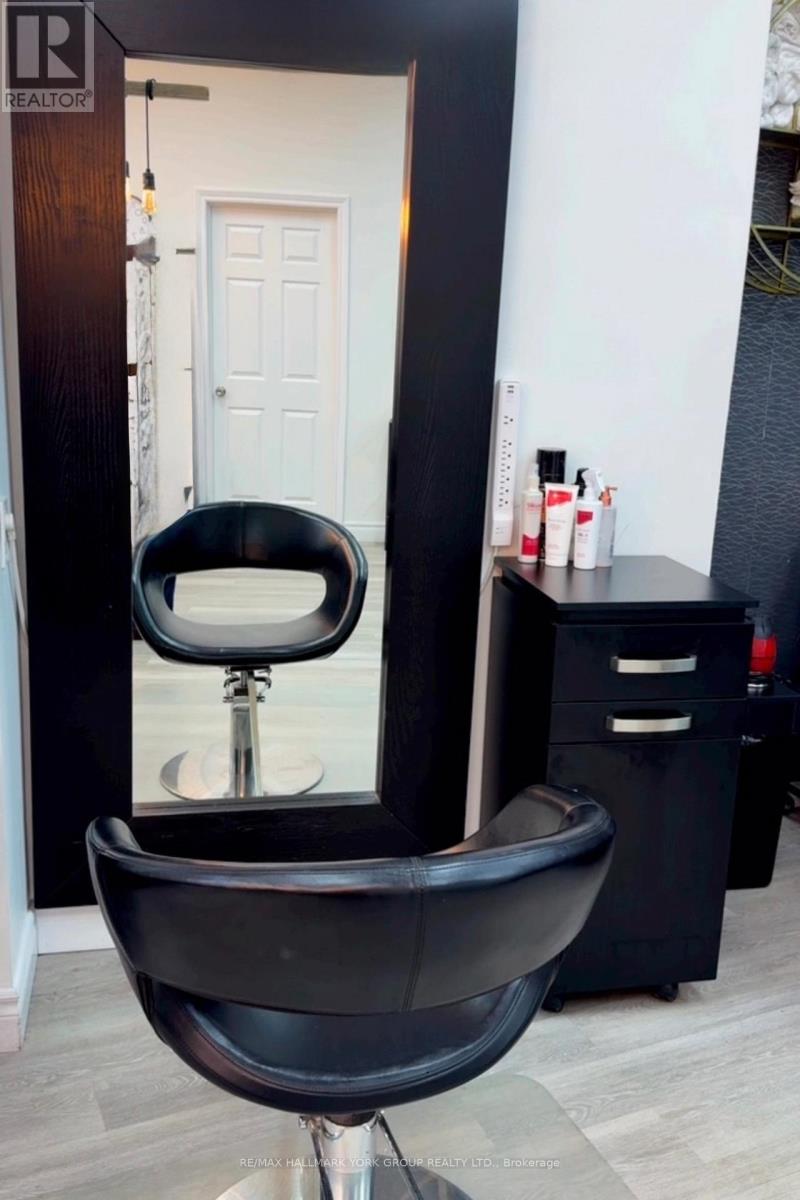 5-Chair #2 - 17335 Yonge Street, Newmarket, Ontario  L3Y 8Z2 - Photo 3 - N12551366