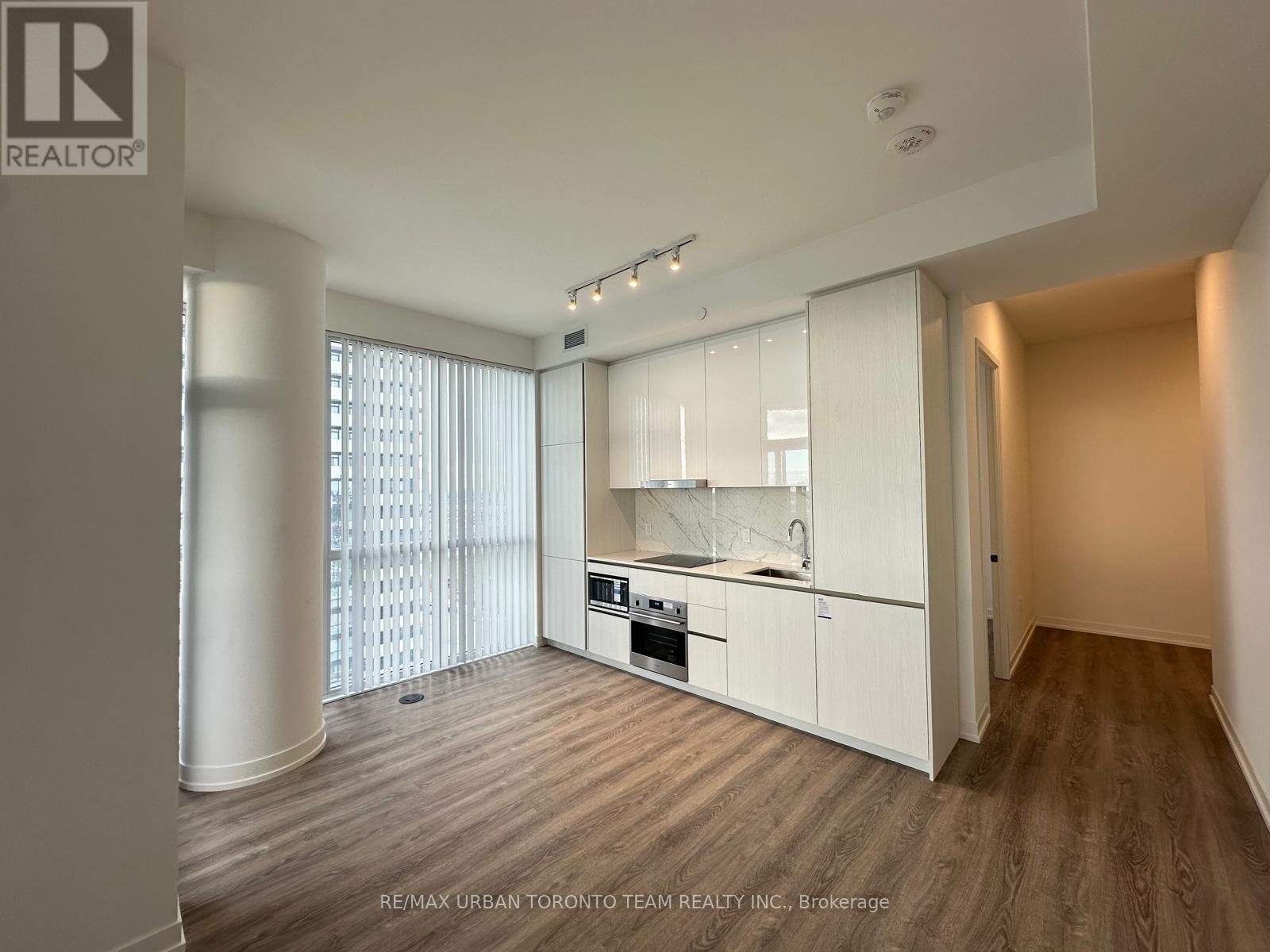 1612 - 8 Interchange Way, Vaughan, Ontario  L4K 5Z7 - Photo 2 - N12551438